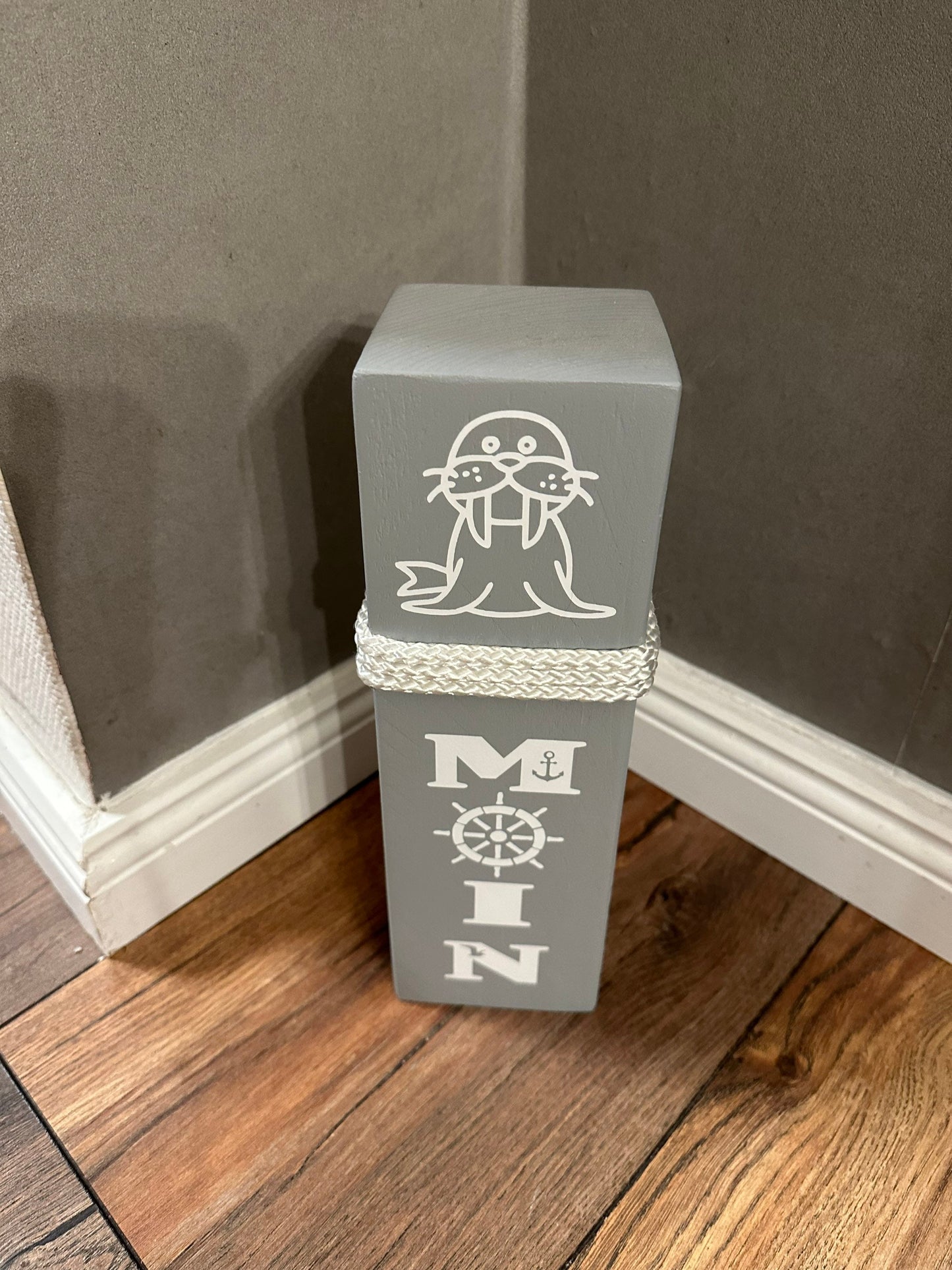 Moin Poller – Maritime Holzsäule 40 cm Weiß/Grau mit Walross | Küsten Deko & Geschenkidee