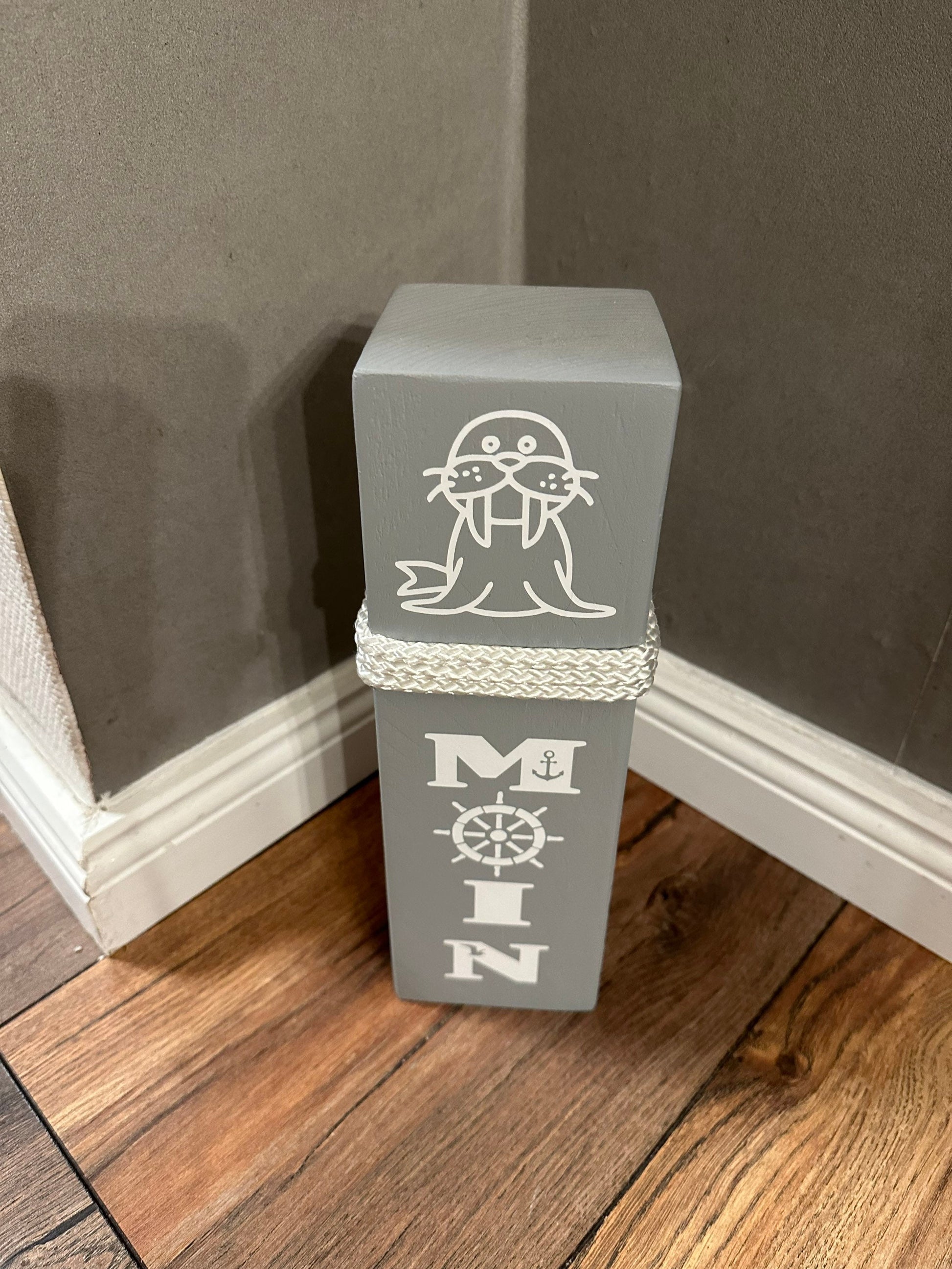 Moin Poller – Maritime Holzsäule 40 cm Weiß/Grau mit Walross | Küsten Deko & Geschenkidee