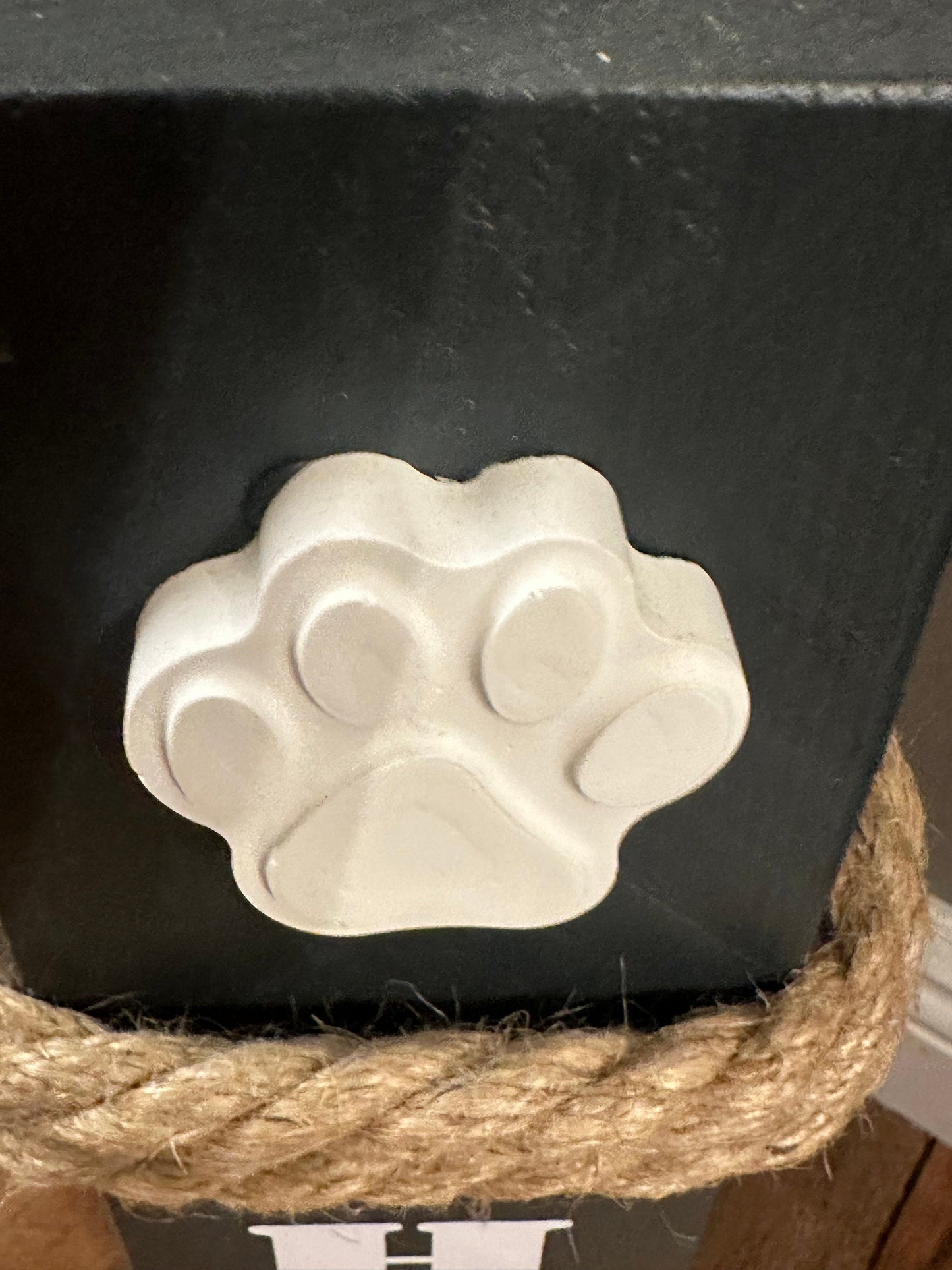 Katzendeko HOME mit Betonpfote – Holzsäule 40 cm | Geschenk für Katzenliebhaber & Katzenmama