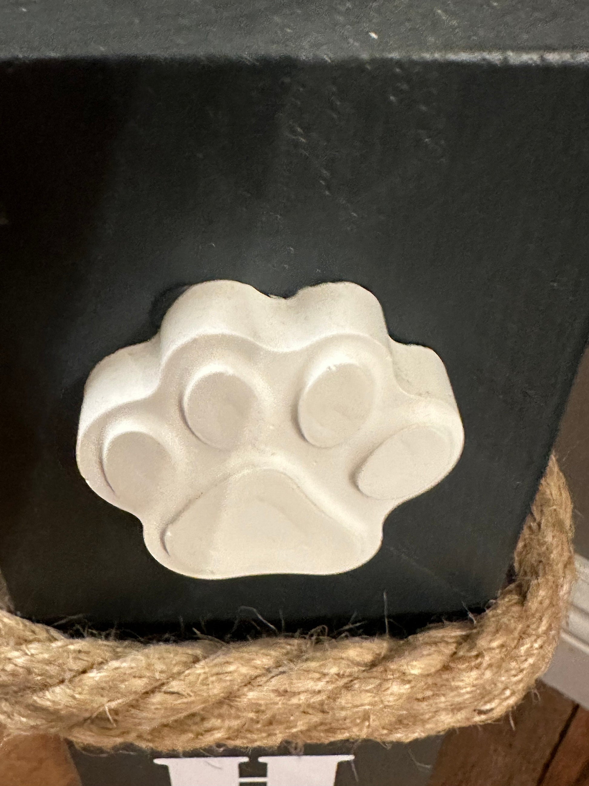 Katzendeko HOME mit Betonpfote – Holzsäule 40 cm | Geschenk für Katzenliebhaber & Katzenmama