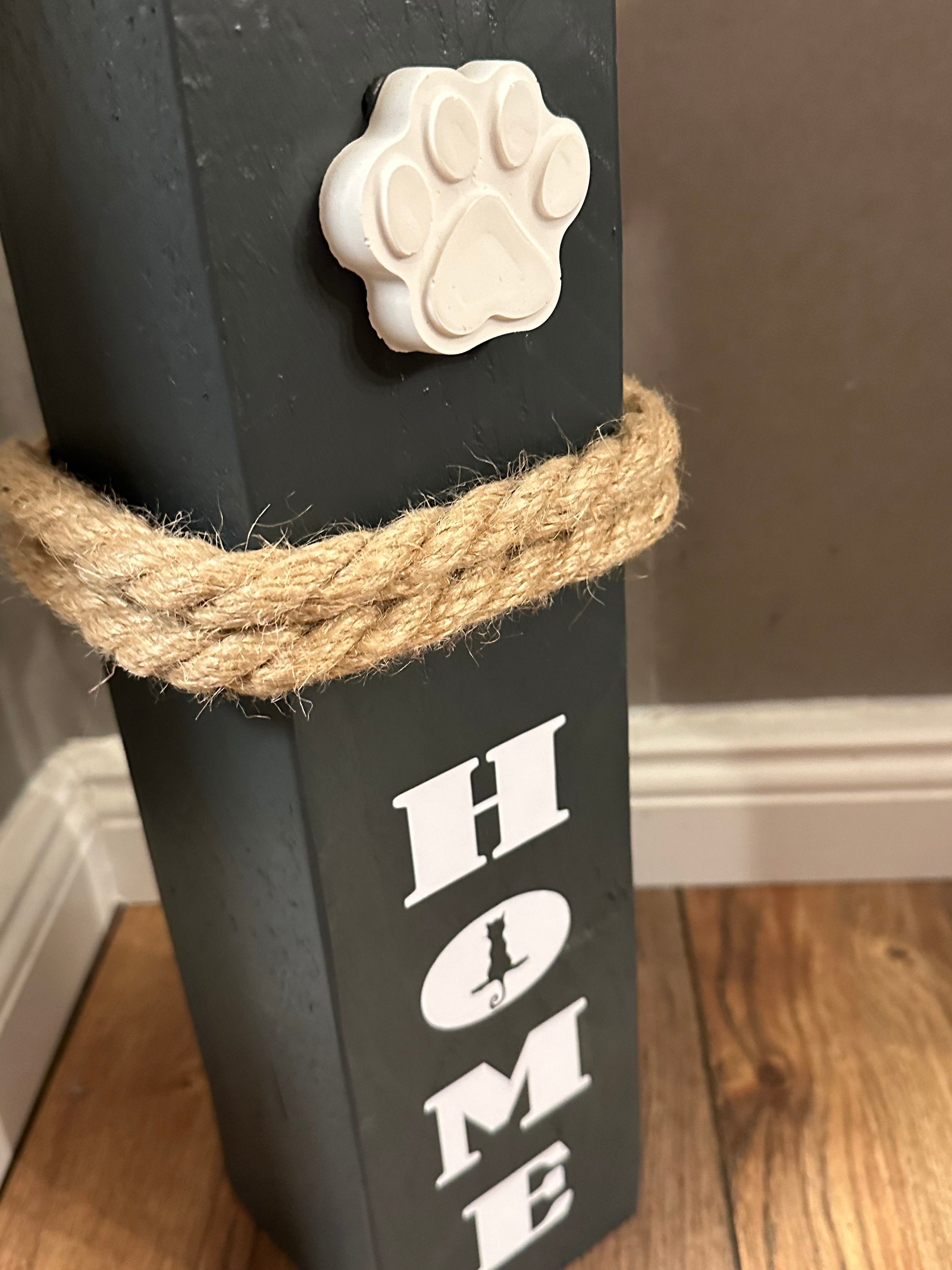 Katzendeko HOME mit Betonpfote – Holzsäule 40 cm | Geschenk für Katzenliebhaber & Katzenmama