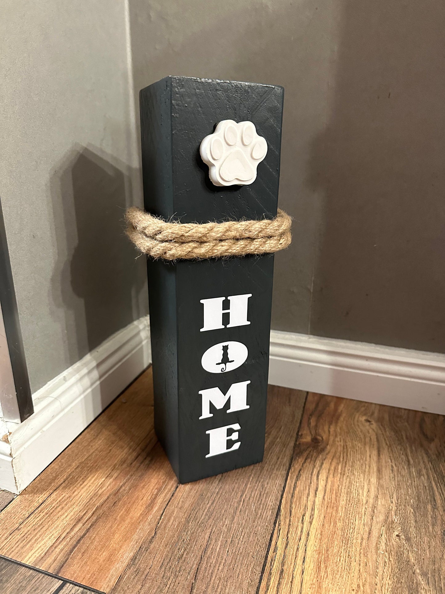 Katzendeko HOME mit Betonpfote – Holzsäule 40 cm | Geschenk für Katzenliebhaber & Katzenmama