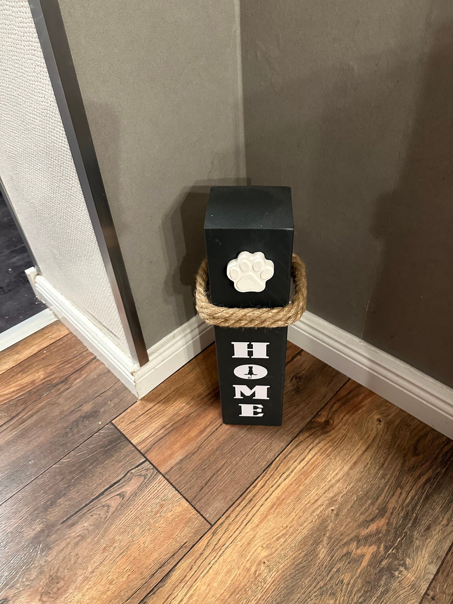 Katzendeko HOME mit Betonpfote – Holzsäule 40 cm | Geschenk für Katzenliebhaber & Katzenmama