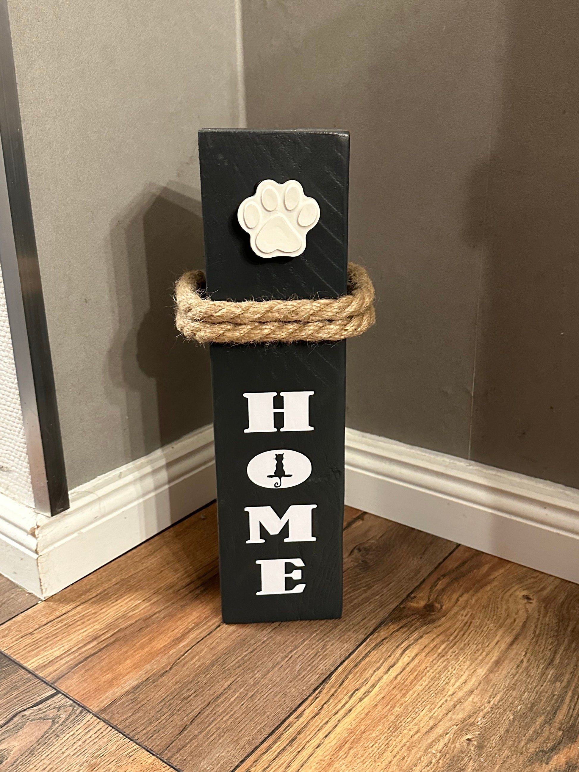 Katzendeko HOME mit Betonpfote – Holzsäule 40 cm | Geschenk für Katzenliebhaber & Katzenmama