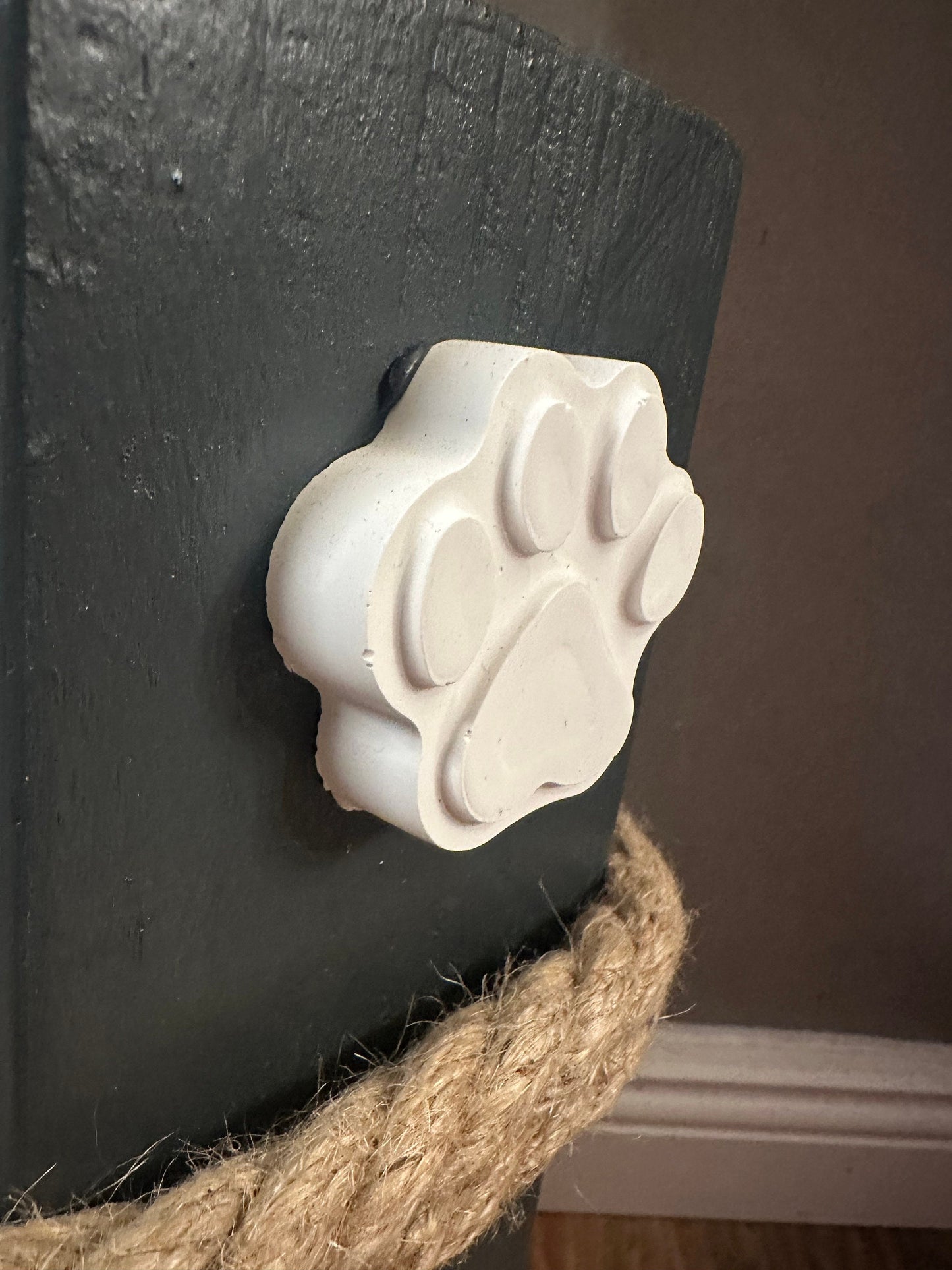 Katzendeko HOME mit Betonpfote – Holzsäule 40 cm | Geschenk für Katzenliebhaber & Katzenmama