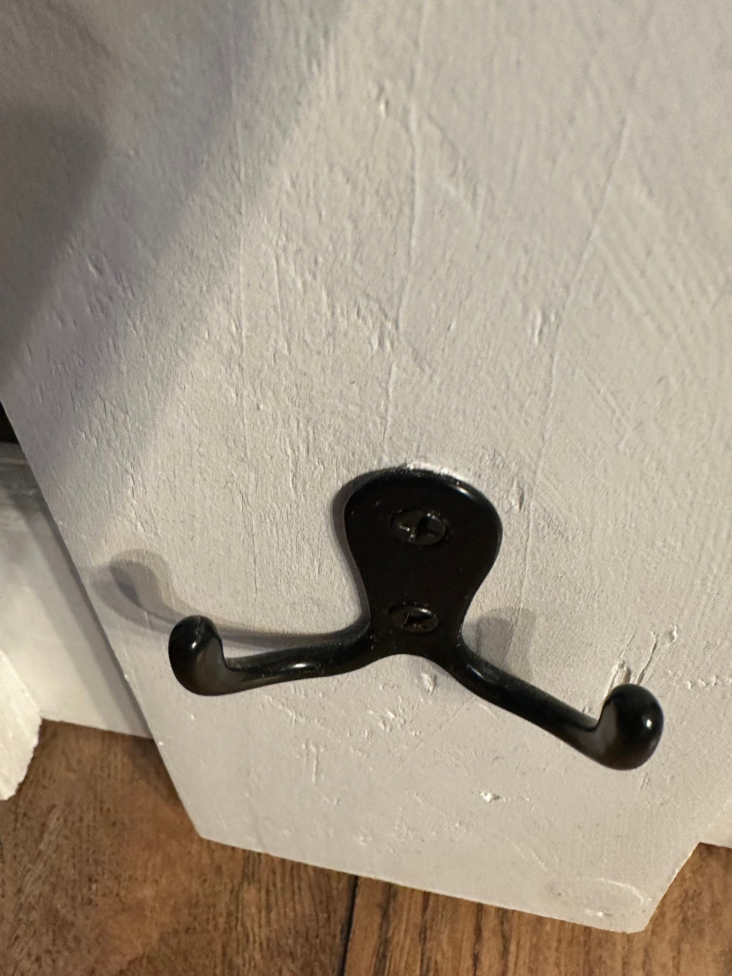 Rustikale Garderobe aus Palettenholz – Wandhaken mit Ablage | Flur-Organizer & Eingang Deko im Landhausstil, Ankerplatz, Heimathafen