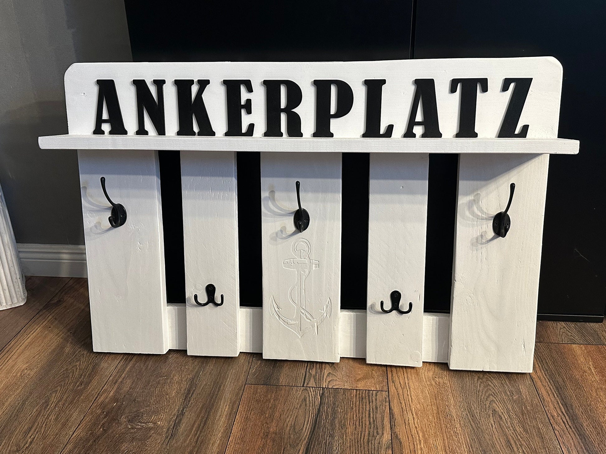 Rustikale Garderobe aus Palettenholz – Wandhaken mit Ablage | Flur-Organizer & Eingang Deko im Landhausstil, Ankerplatz, Heimathafen