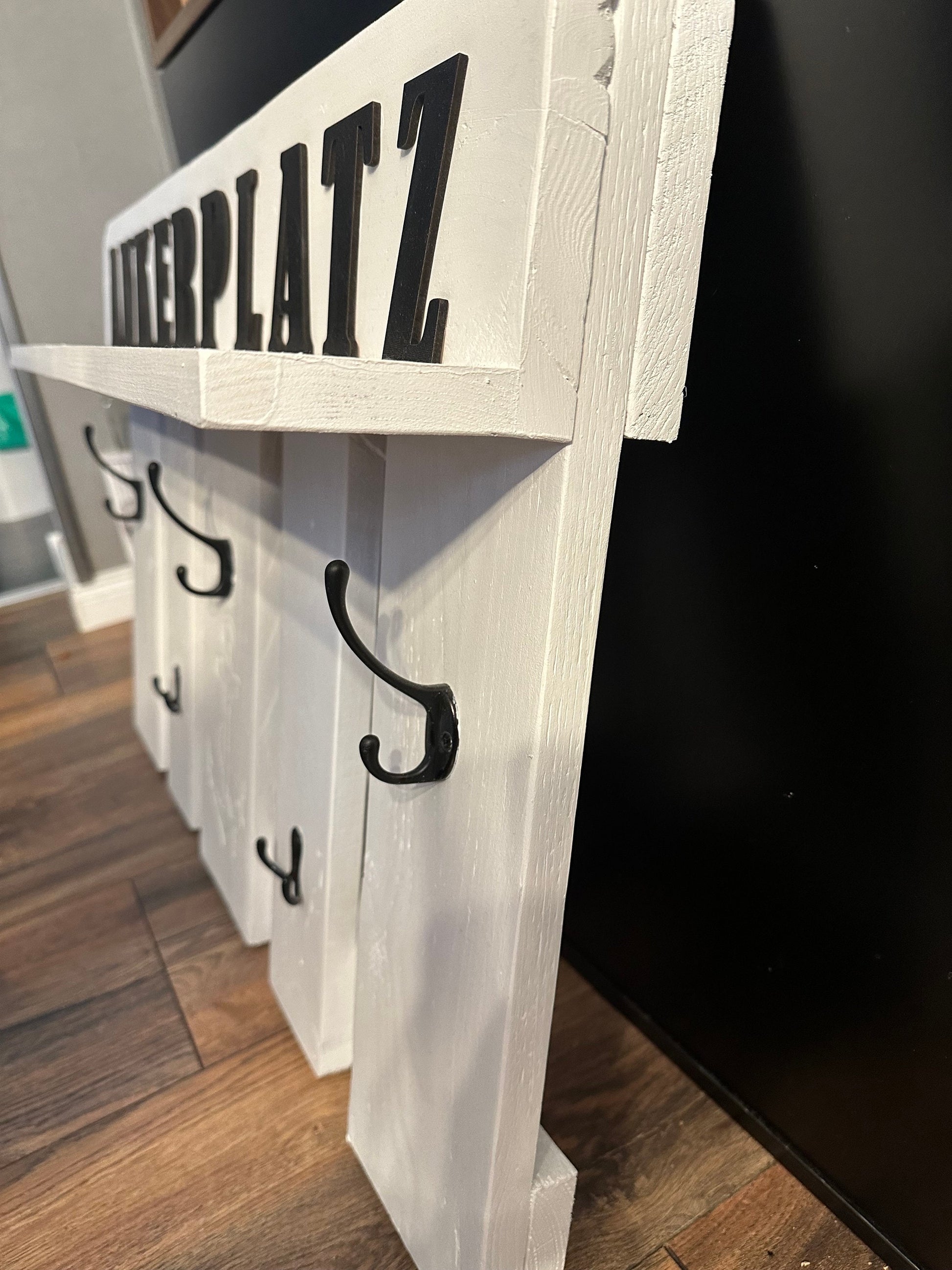 Rustikale Garderobe aus Palettenholz – Wandhaken mit Ablage | Flur-Organizer & Eingang Deko im Landhausstil, Ankerplatz, Heimathafen