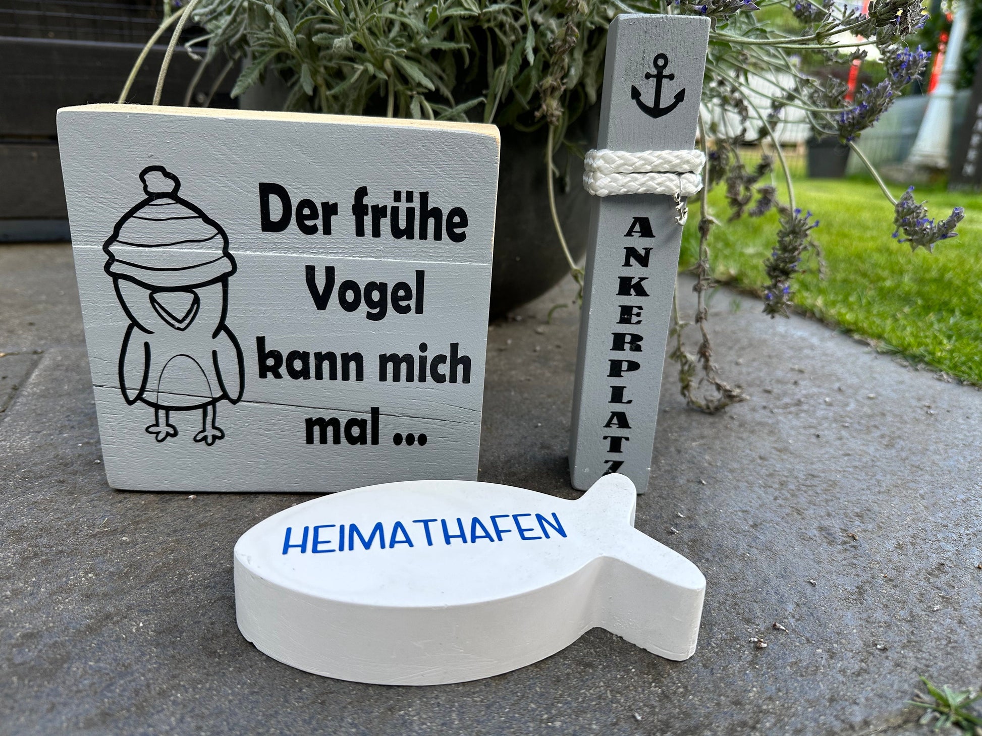 Maritime Tischdeko Set – Holzpoller 20 cm mit Fisch & Holzschild | Küsten-Deko für Schreibtisch, Kommode oder Regal