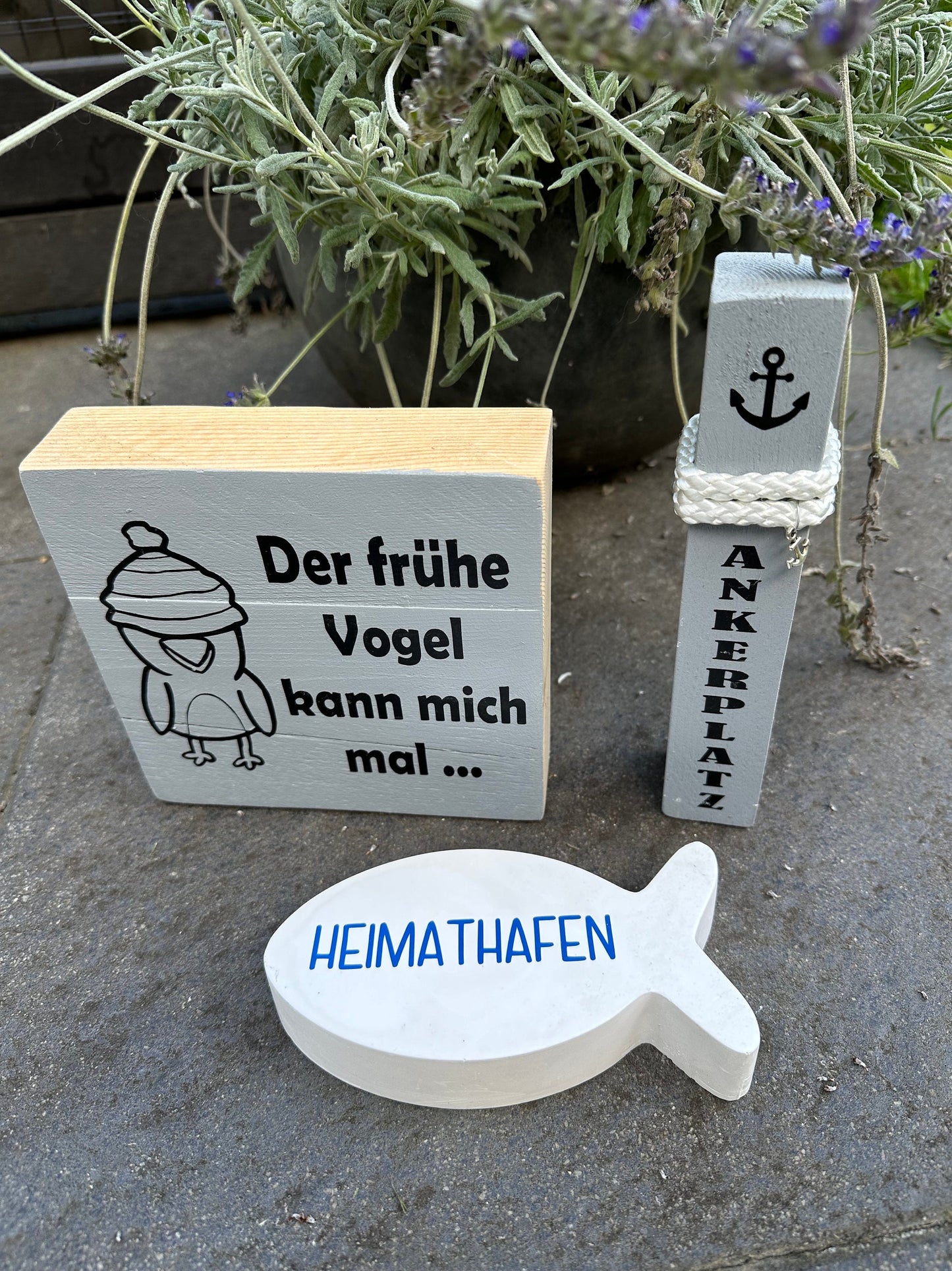 Maritime Tischdeko Set – Holzpoller 20 cm mit Fisch & Holzschild | Küsten-Deko für Schreibtisch, Kommode oder Regal