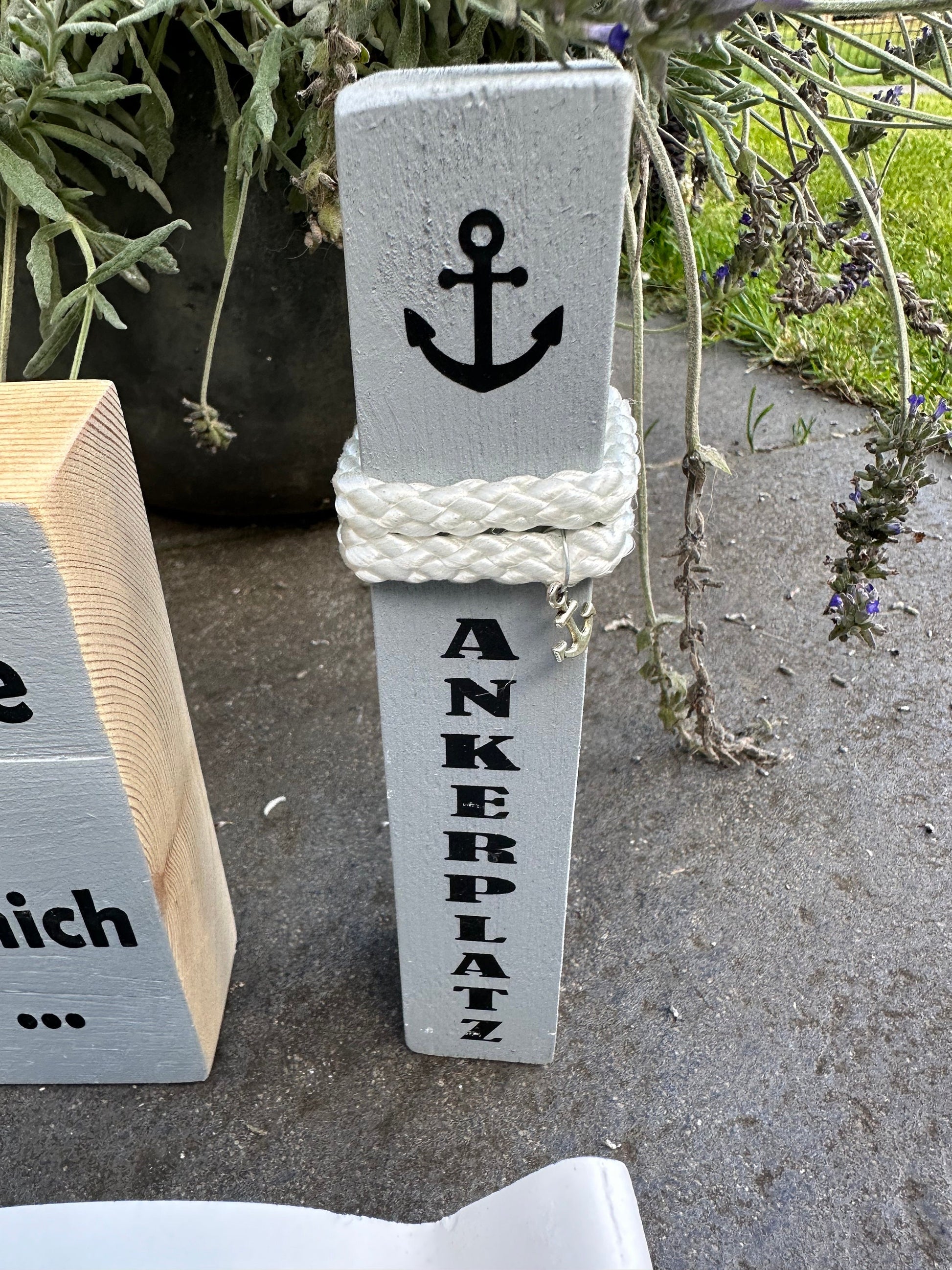 Maritime Tischdeko Set – Holzpoller 20 cm mit Fisch & Holzschild | Küsten-Deko für Schreibtisch, Kommode oder Regal