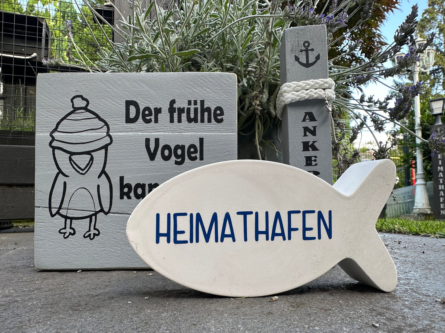 Maritime Tischdeko Set – Holzpoller 20 cm mit Fisch & Holzschild | Küsten-Deko für Schreibtisch, Kommode oder Regal