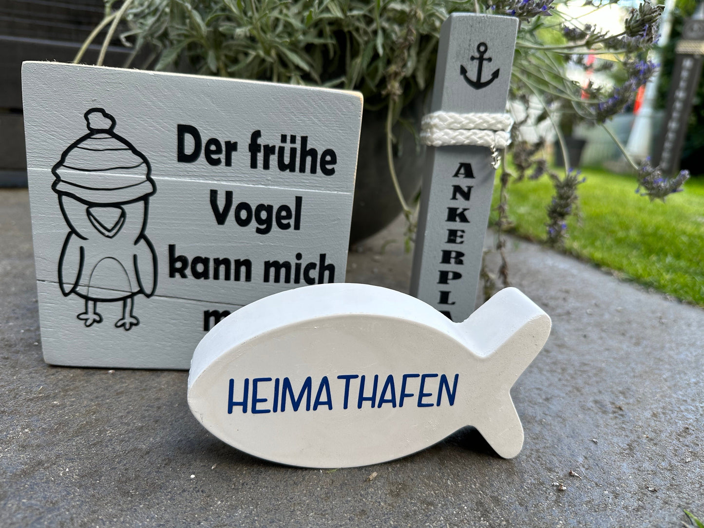 Maritime Tischdeko Set – Holzpoller 20 cm mit Fisch & Holzschild | Küsten-Deko für Schreibtisch, Kommode oder Regal