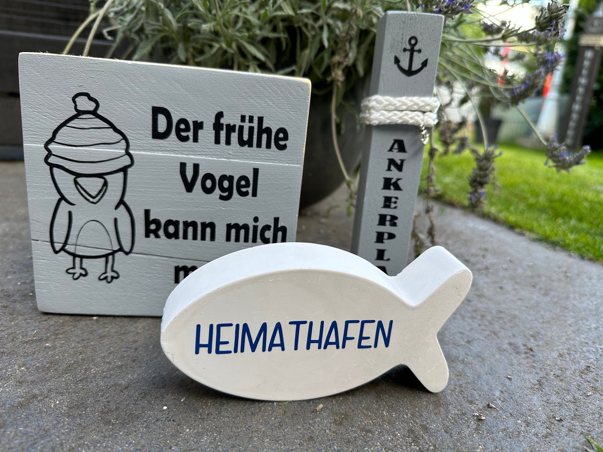 Maritime Tischdeko Set – Holzpoller 20 cm mit Fisch & Holzschild | Küsten-Deko für Schreibtisch, Kommode oder Regal