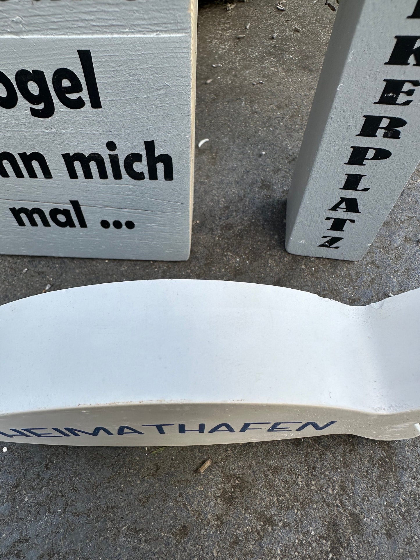 Maritime Tischdeko Set – Holzpoller 20 cm mit Fisch & Holzschild | Küsten-Deko für Schreibtisch, Kommode oder Regal