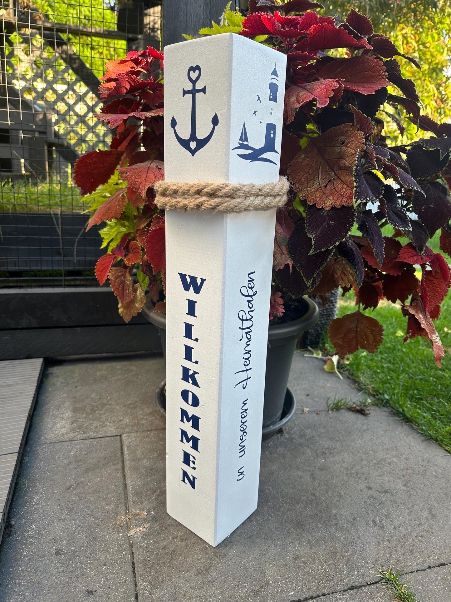 Poller „Willkommen in unserem Heimathafen“ – Holzsäule 60 cm mit Anker und Leuchtturm | Maritime Dekosäule Garten & Haustür