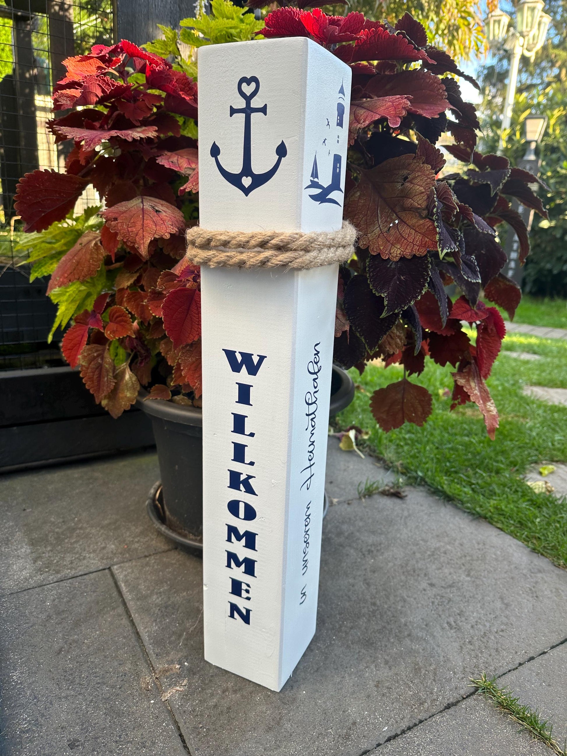 Poller „Willkommen in unserem Heimathafen“ – Holzsäule 60 cm mit Anker und Leuchtturm | Maritime Dekosäule Garten & Haustür