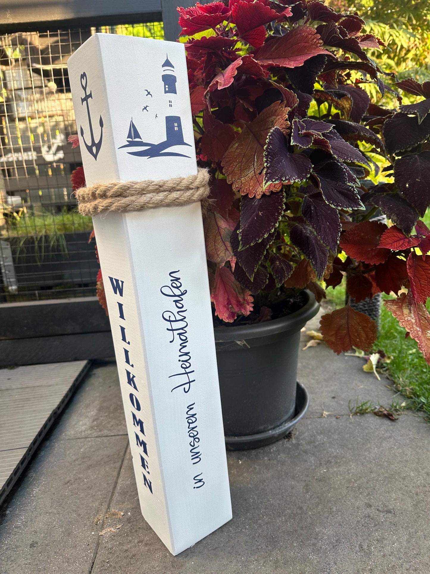 Poller „Willkommen in unserem Heimathafen“ – Holzsäule 60 cm mit Anker und Leuchtturm | Maritime Dekosäule Garten & Haustür