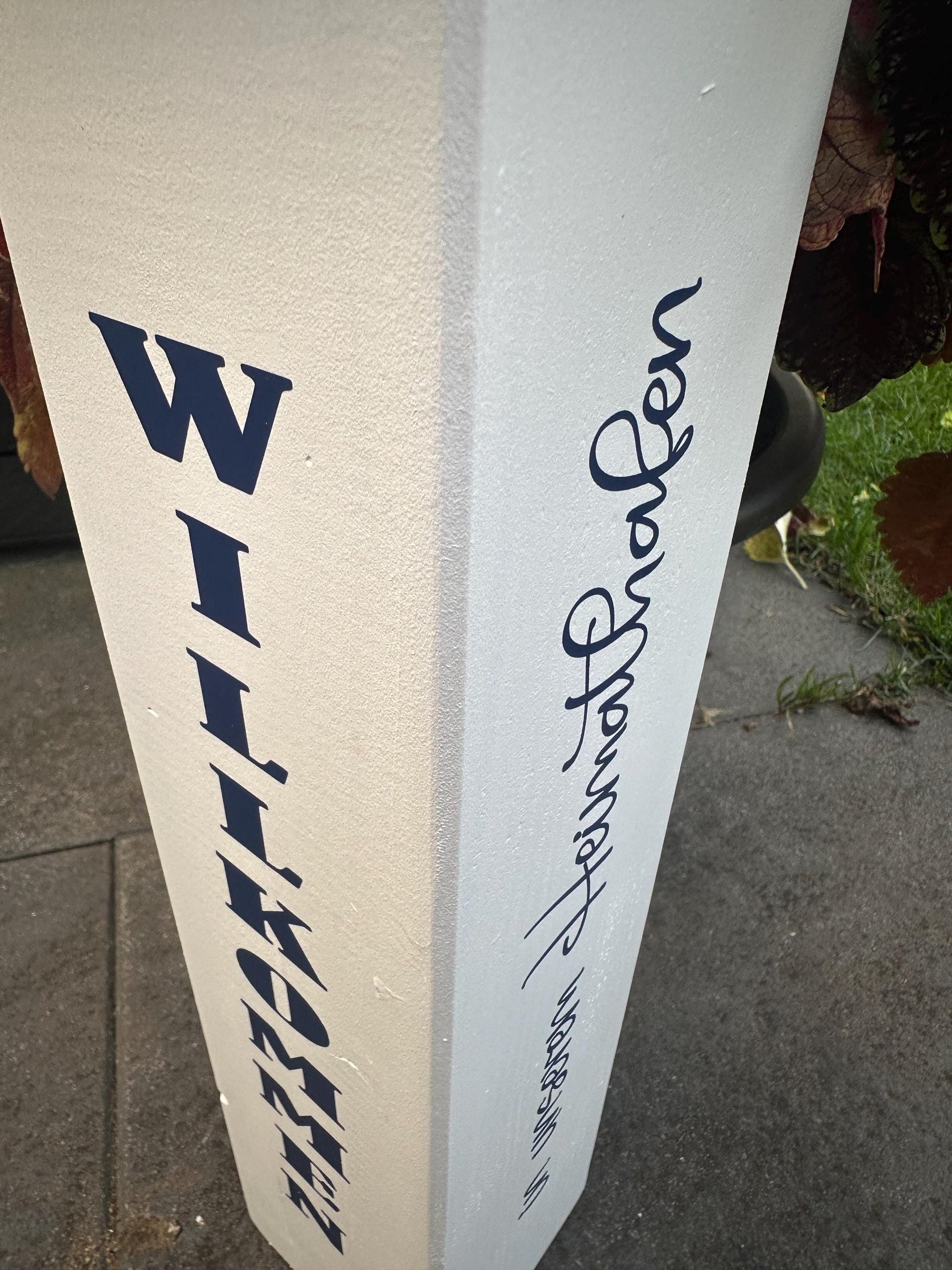 Poller „Willkommen in unserem Heimathafen“ – Holzsäule 60 cm mit Anker und Leuchtturm | Maritime Dekosäule Garten & Haustür