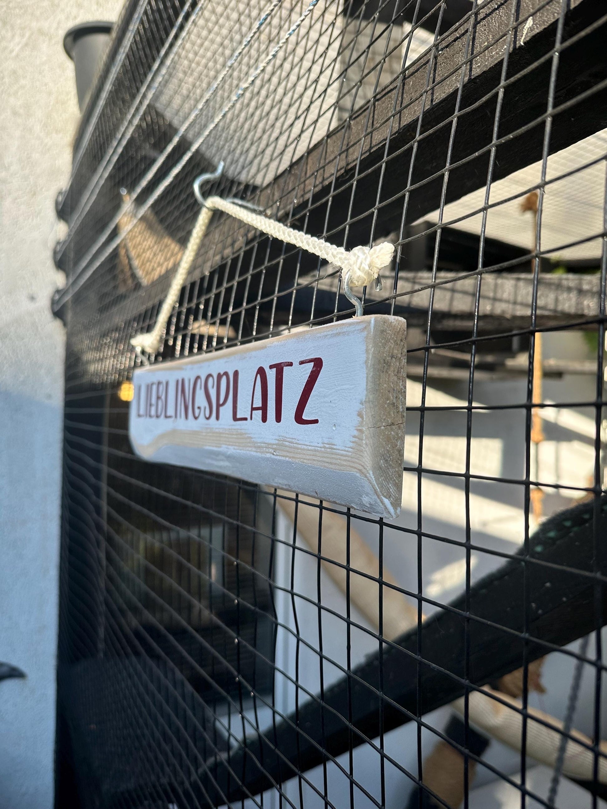 Lieblingsplatz Holzschild | Rustikales Wandschild Shabby Chic Deko | Handarbeit Schild Holz Natur Garten Terrasse Zuhause Geschenk