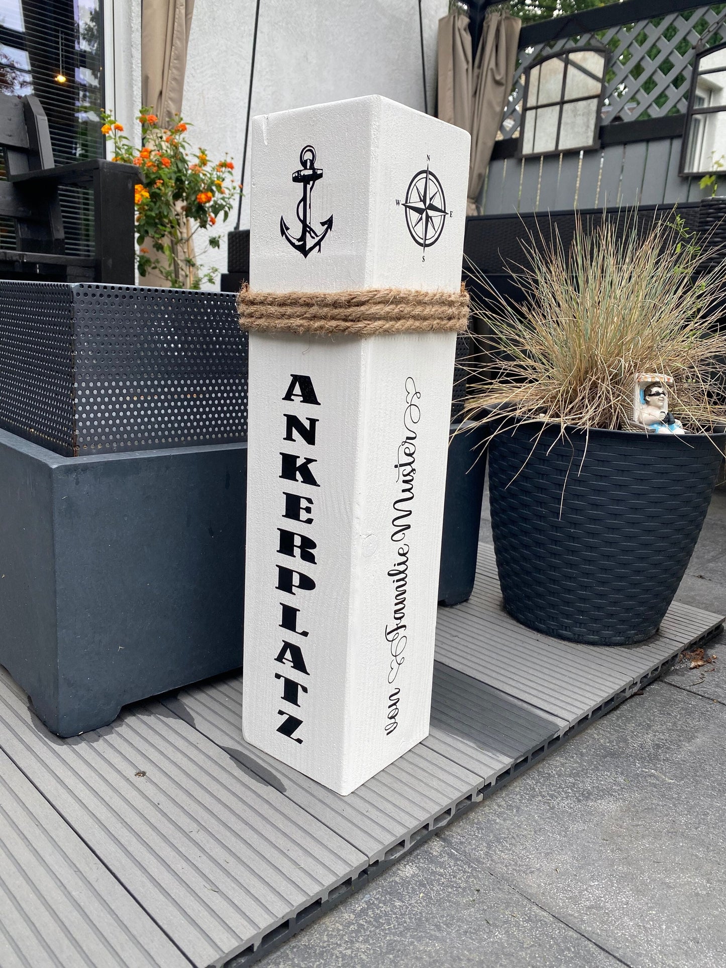 Personalisierte Holzsäule Ankerplatz – Maritime Gartendeko mit Namen, Text & Koordinaten | Geschenk Hochzeit, Einzug, Küsten Deko