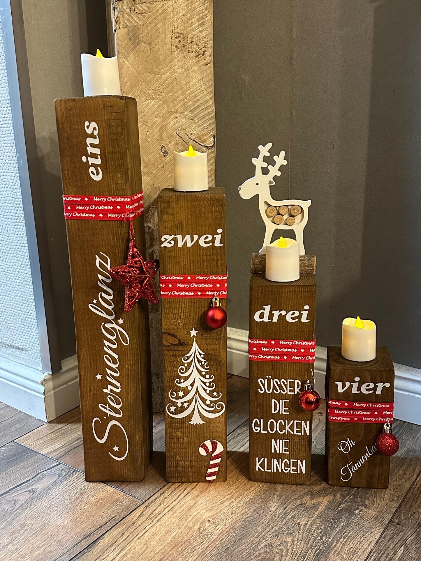 Adventskranz Säulen Set Braun – Vier Holzsäulen 7×7×45,35,25,15 cm | Rustikale Weihnachtsdeko für Fensterbank & Tisch