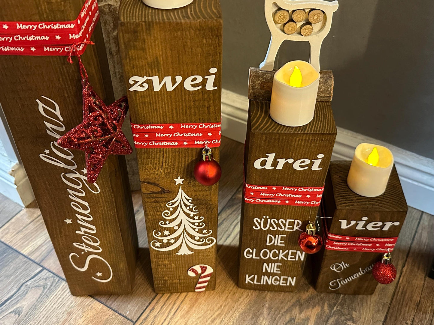 Adventskranz Säulen Set Braun – Vier Holzsäulen 7×7×45,35,25,15 cm | Rustikale Weihnachtsdeko für Fensterbank & Tisch