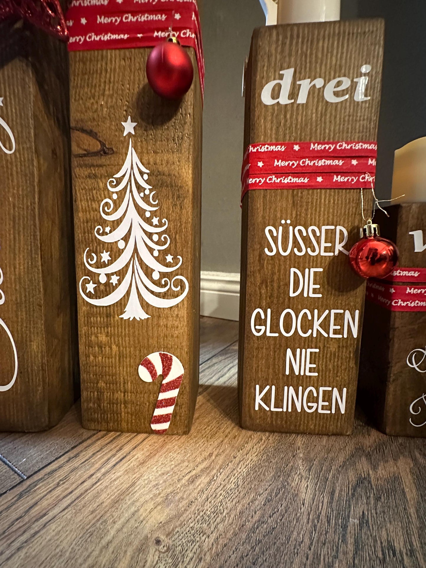 Adventskranz Säulen Set Braun – Vier Holzsäulen 7×7×45,35,25,15 cm | Rustikale Weihnachtsdeko für Fensterbank & Tisch