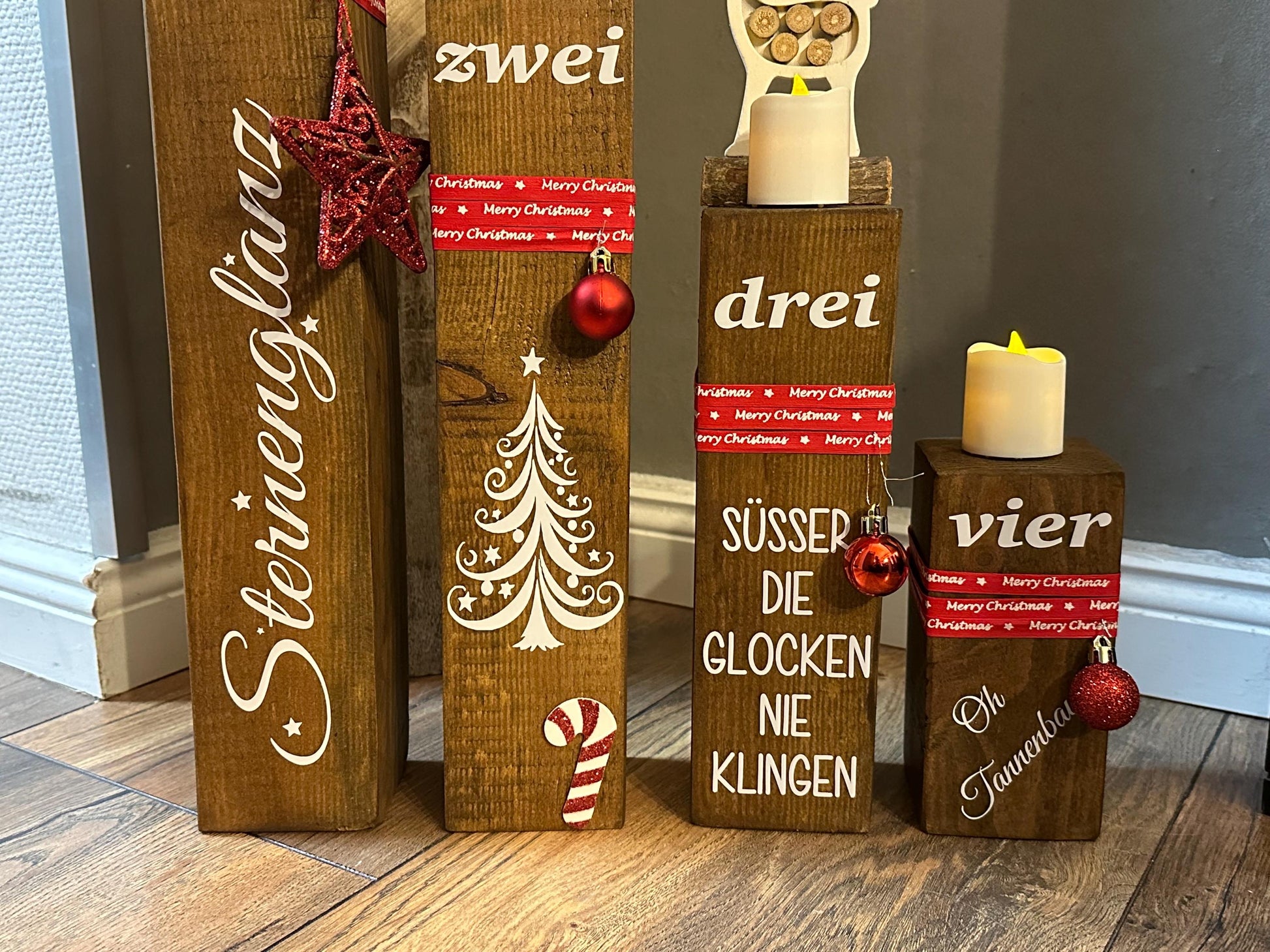 Adventskranz Säulen Set Braun – Vier Holzsäulen 7×7×45,35,25,15 cm | Rustikale Weihnachtsdeko für Fensterbank & Tisch