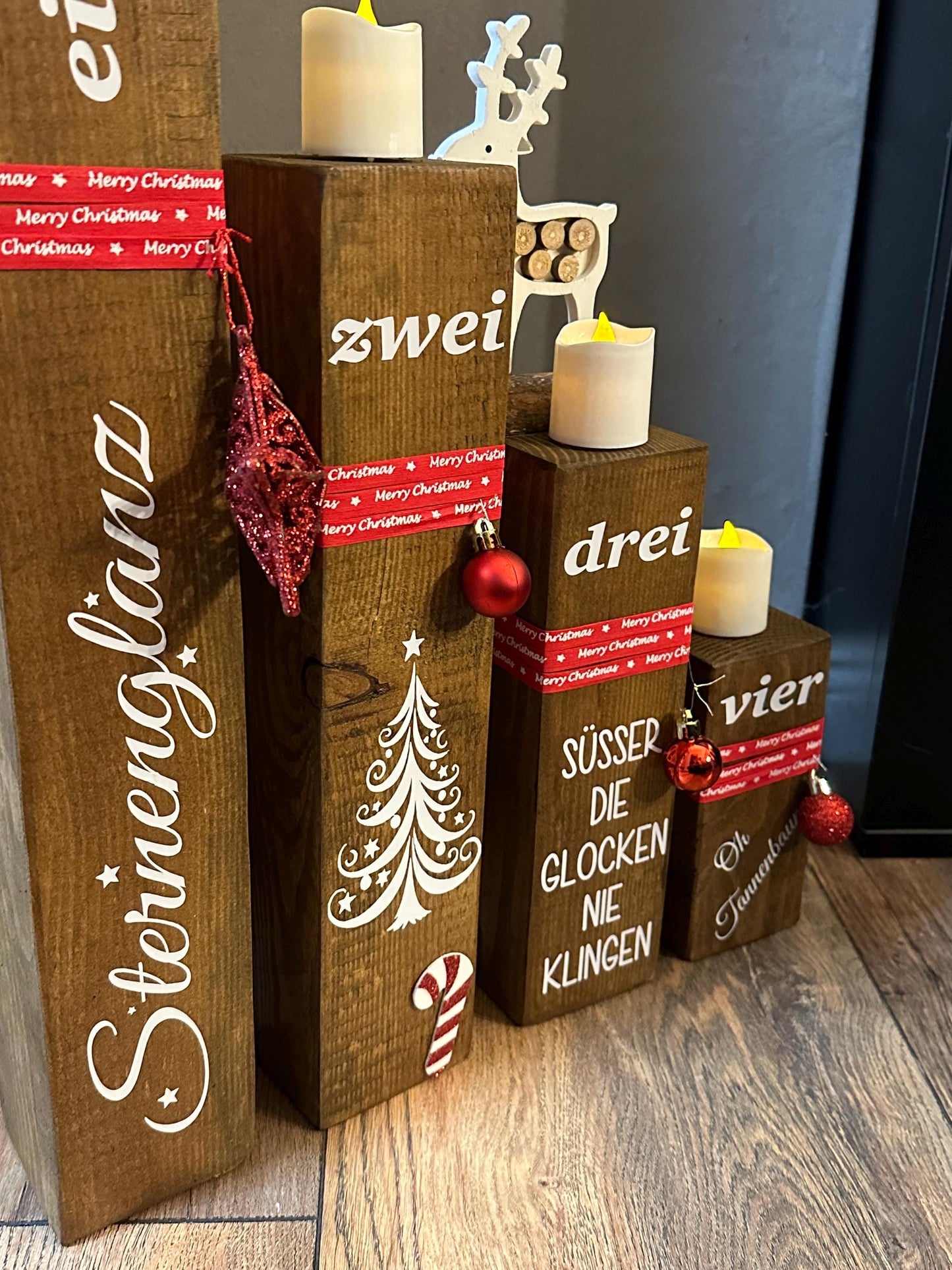 Adventskranz Säulen Set Braun – Vier Holzsäulen 7×7×45,35,25,15 cm | Rustikale Weihnachtsdeko für Fensterbank & Tisch