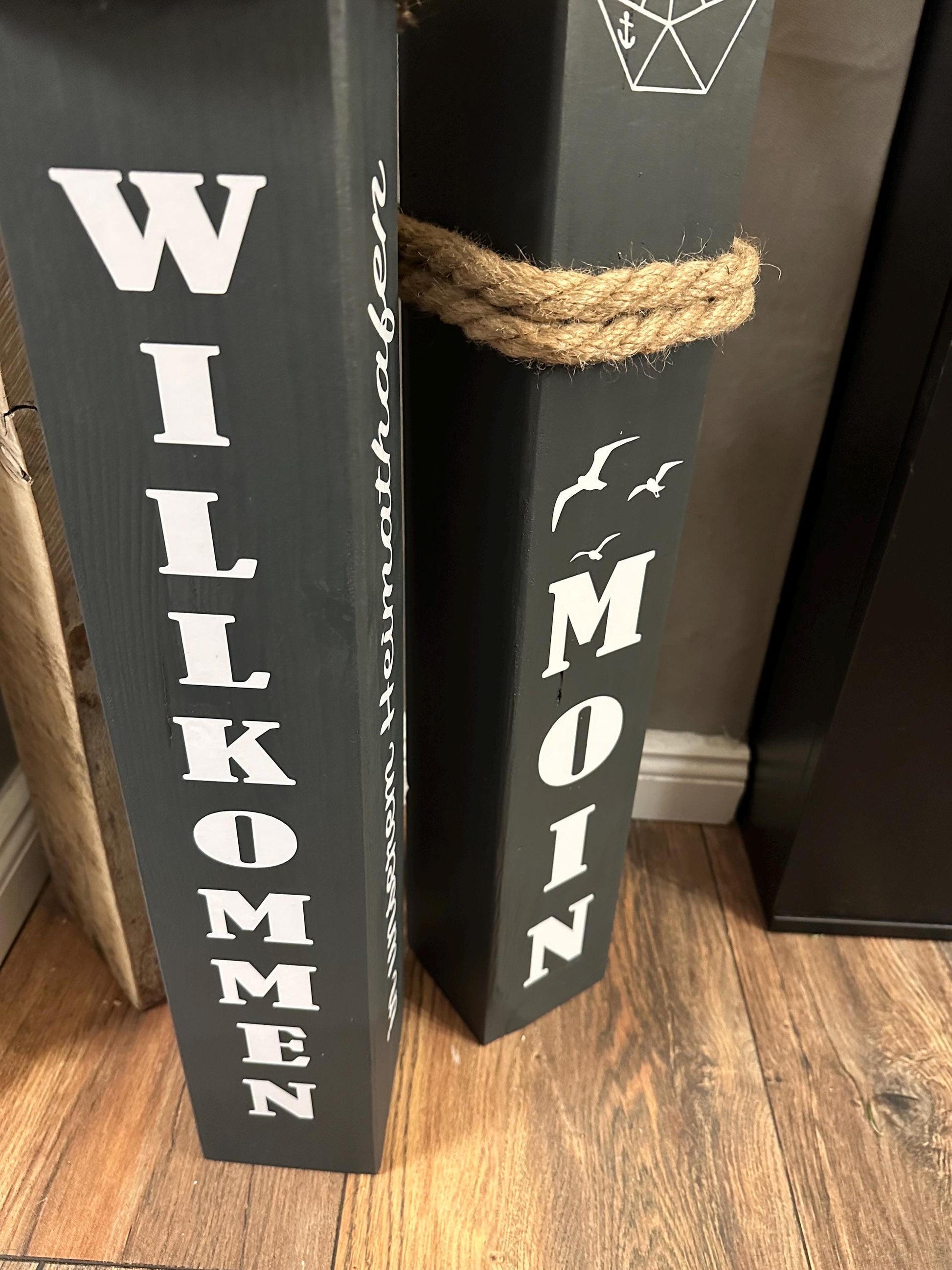 Holzsäulen 60 & 70 cm – Maritime Gartendeko | Dekosäule ‚Willkommen in unserem Heimathafen‘, Geschenk zur Einweihung