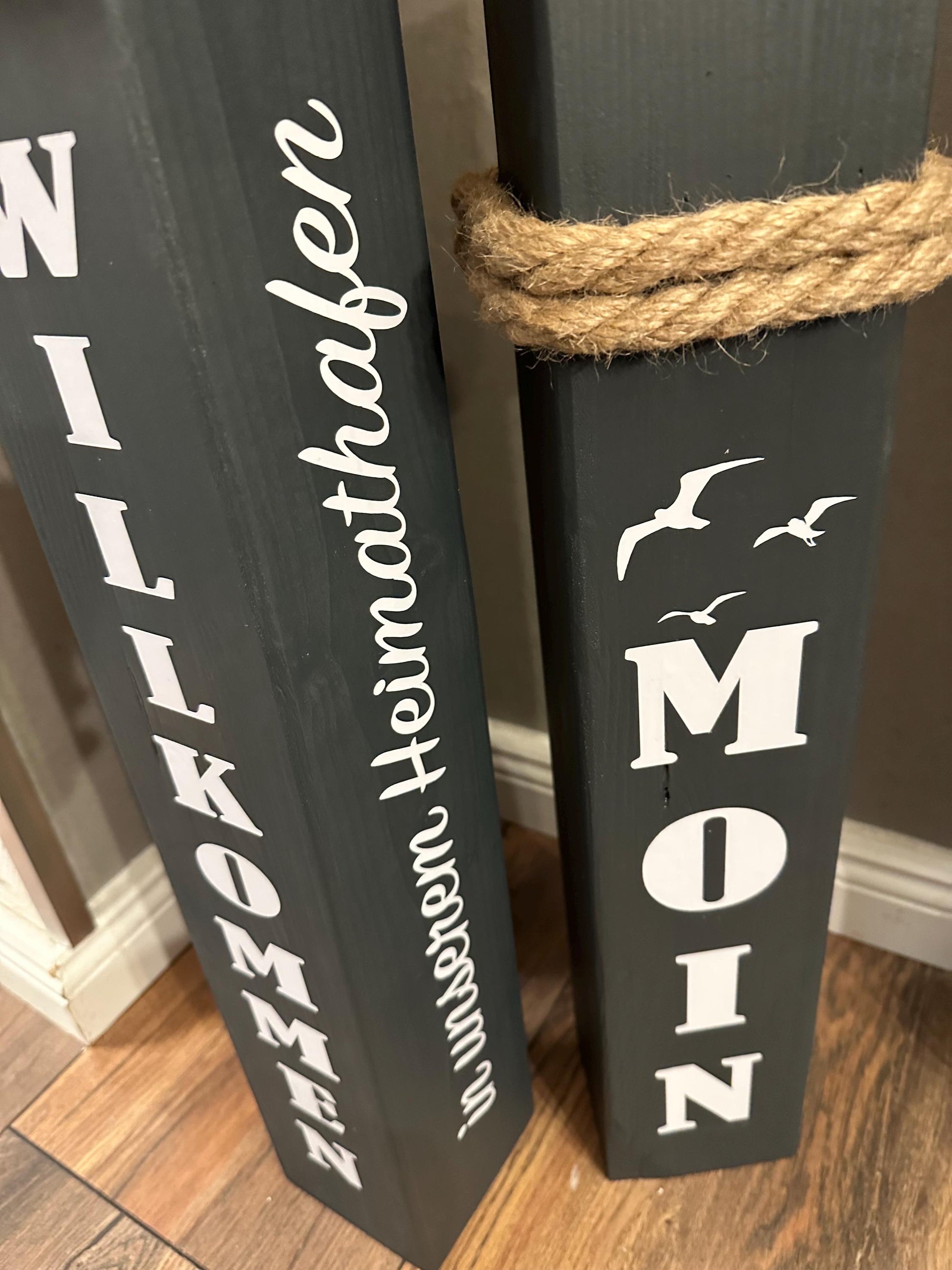 Holzsäulen 60 & 70 cm – Maritime Gartendeko | Dekosäule ‚Willkommen in unserem Heimathafen‘, Geschenk zur Einweihung