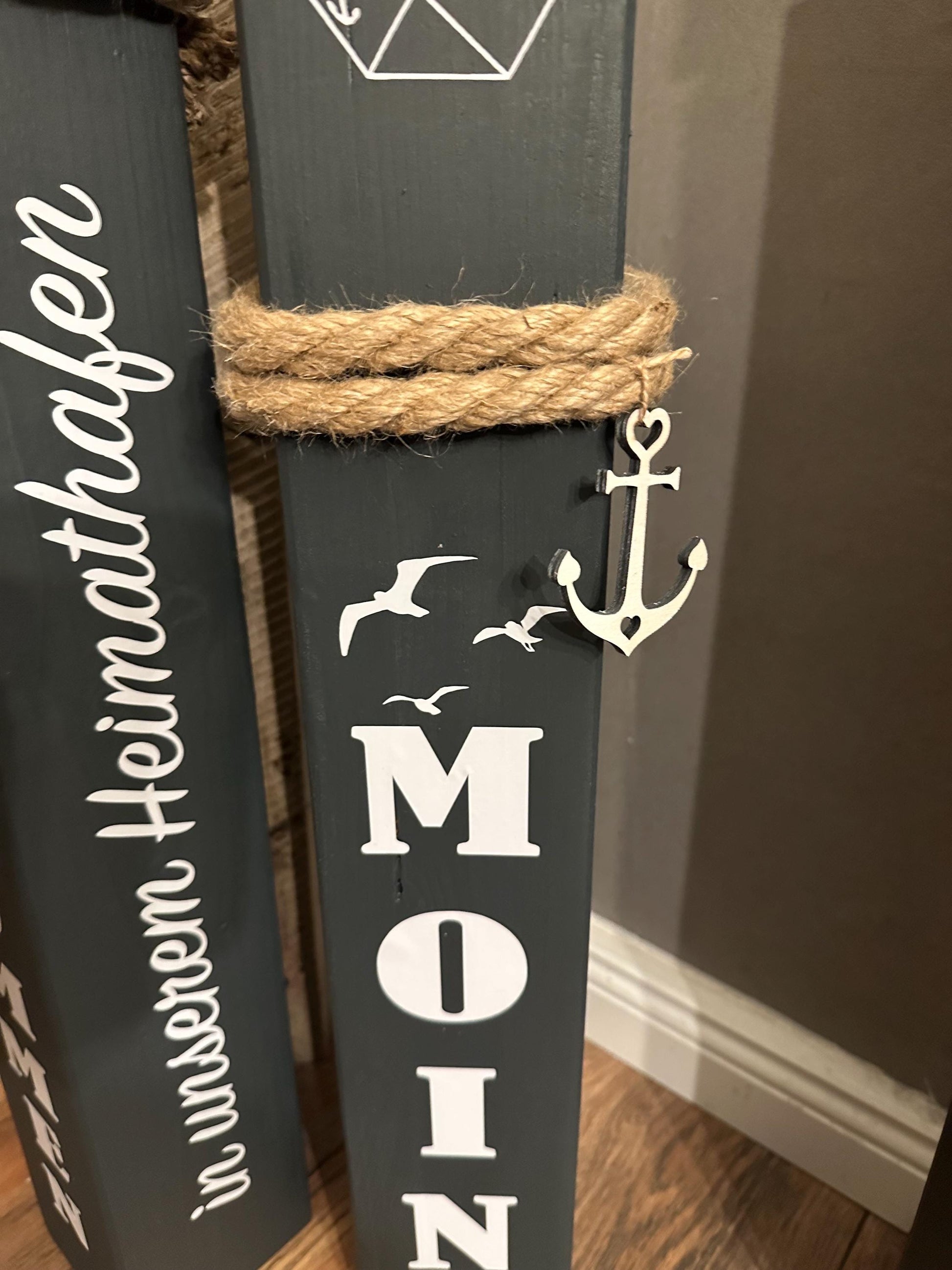 Holzsäulen 60 & 70 cm – Maritime Gartendeko | Dekosäule ‚Willkommen in unserem Heimathafen‘, Geschenk zur Einweihung