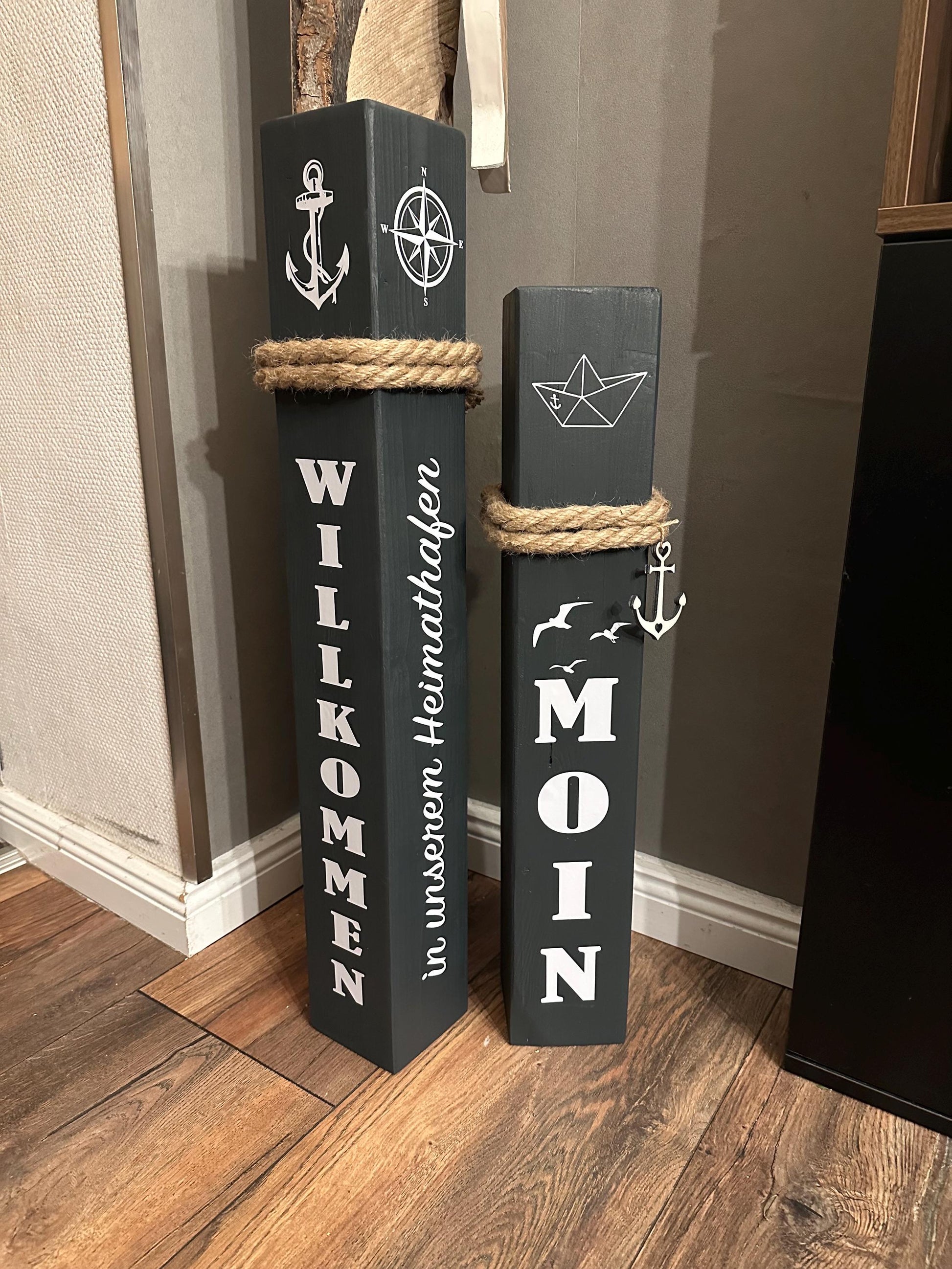 Holzsäulen 60 & 70 cm – Maritime Gartendeko | Dekosäule ‚Willkommen in unserem Heimathafen‘, Geschenk zur Einweihung