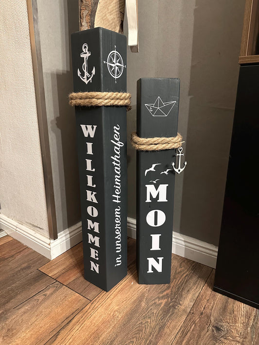 Holzsäulen 60 & 70 cm – Maritime Gartendeko | Dekosäule ‚Willkommen in unserem Heimathafen‘, Geschenk zur Einweihung