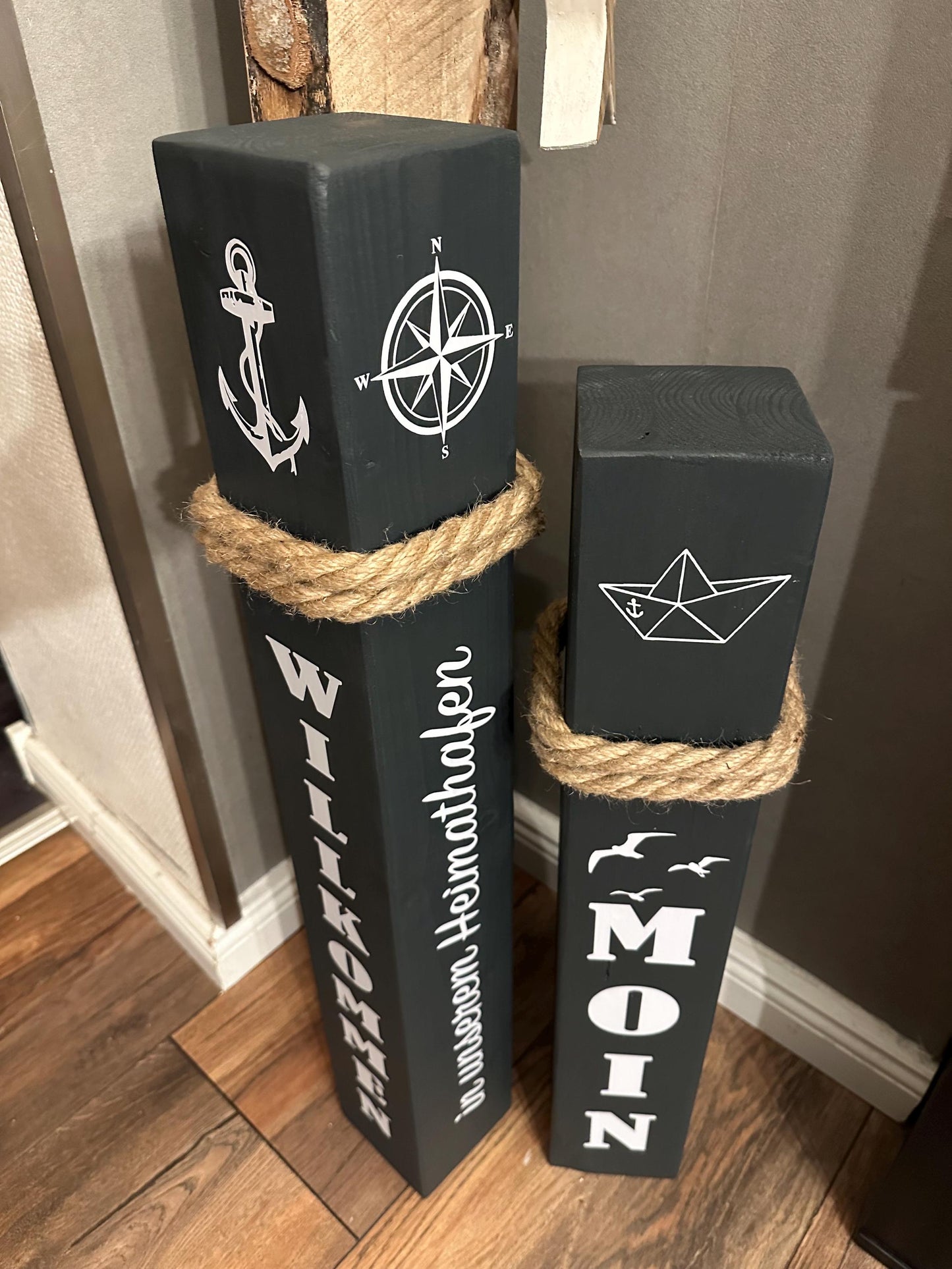 Holzsäulen 60 & 70 cm – Maritime Gartendeko | Dekosäule ‚Willkommen in unserem Heimathafen‘, Geschenk zur Einweihung