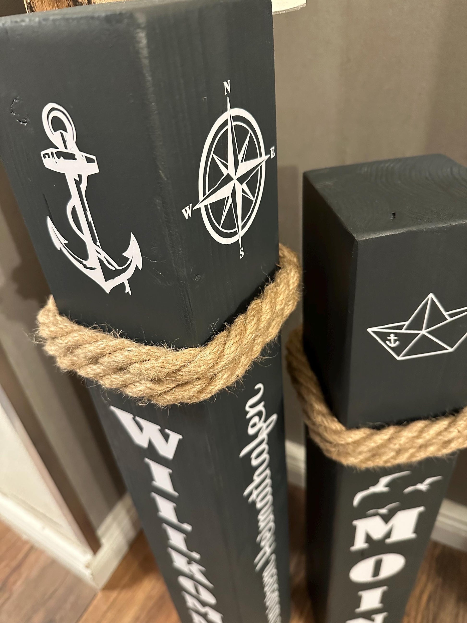 Holzsäulen 60 & 70 cm – Maritime Gartendeko | Dekosäule ‚Willkommen in unserem Heimathafen‘, Geschenk zur Einweihung