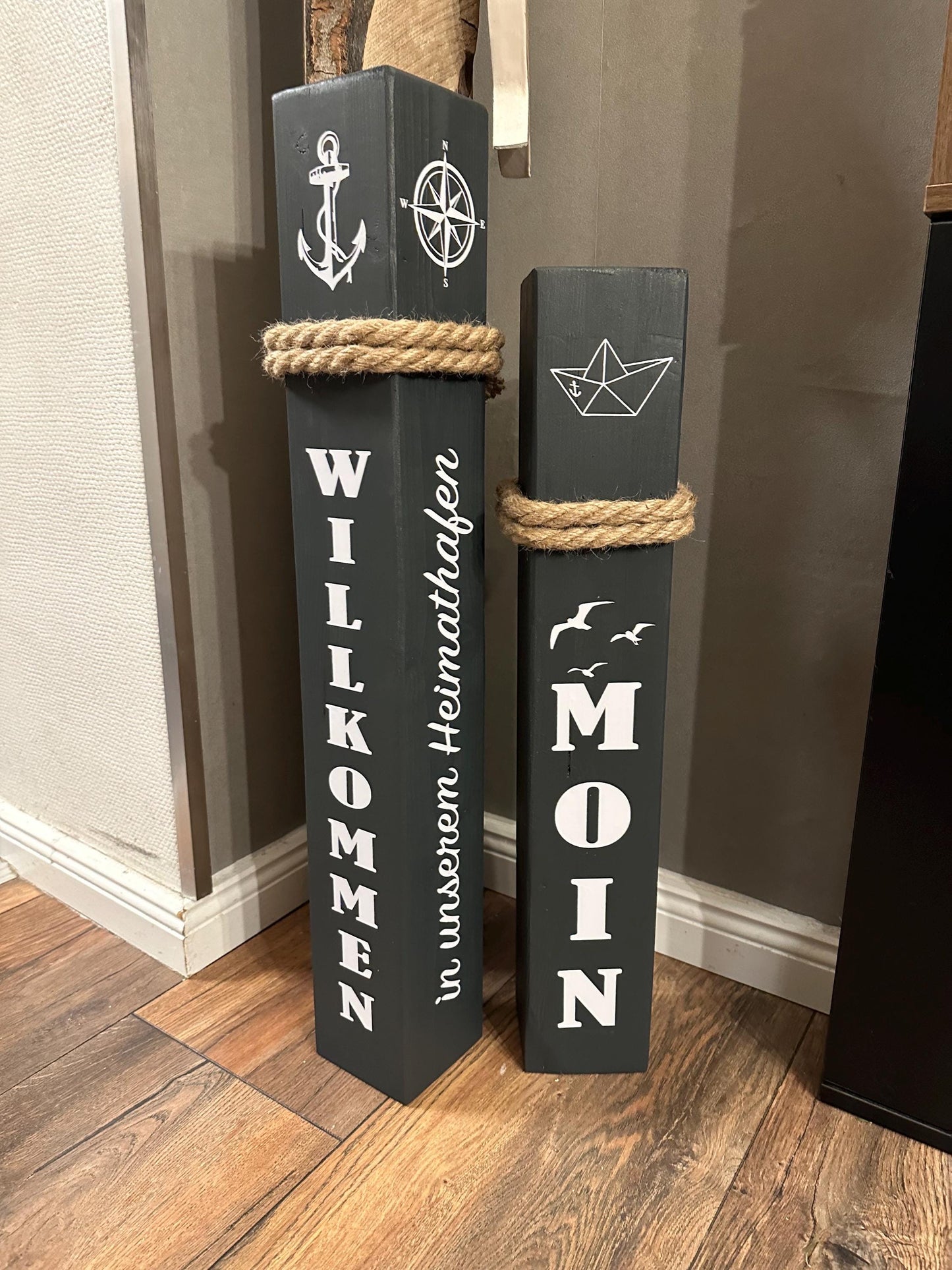 Holzsäulen 60 & 70 cm – Maritime Gartendeko | Dekosäule ‚Willkommen in unserem Heimathafen‘, Geschenk zur Einweihung
