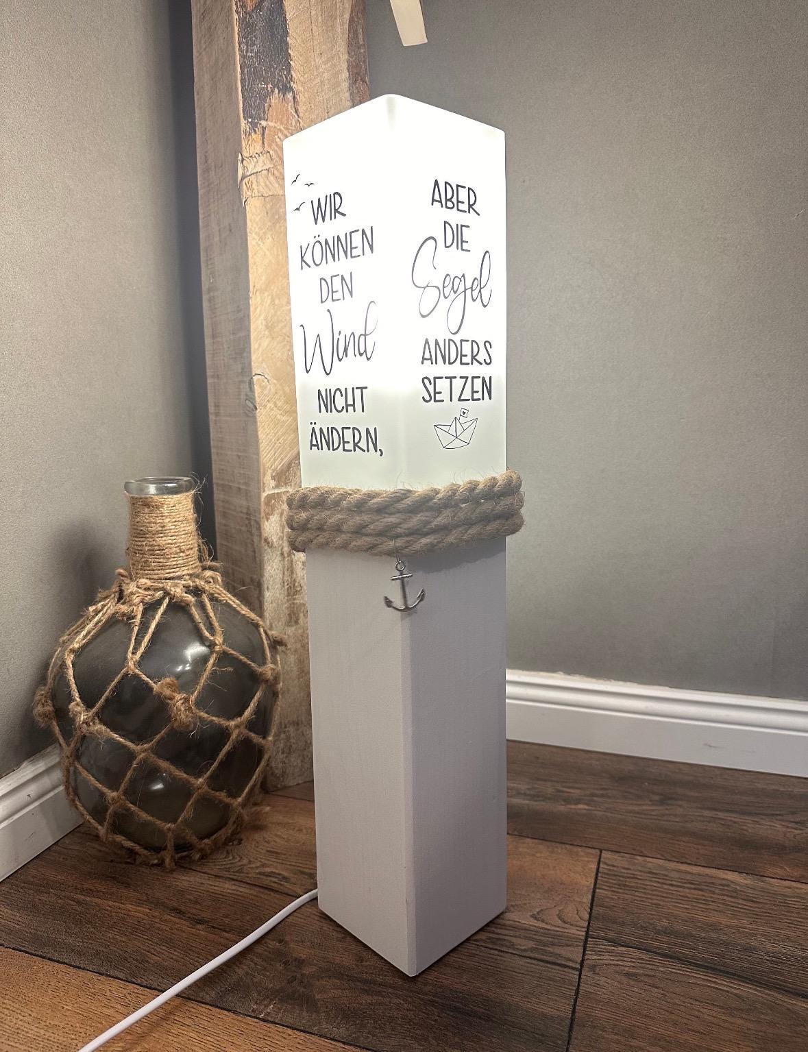 Personalisierte Holzlampe mit Wunschtext – Maritime Tischlampe 52 cm | Geschenk Hochzeit, Wohnzimmer & Küstenstil Dekolicht