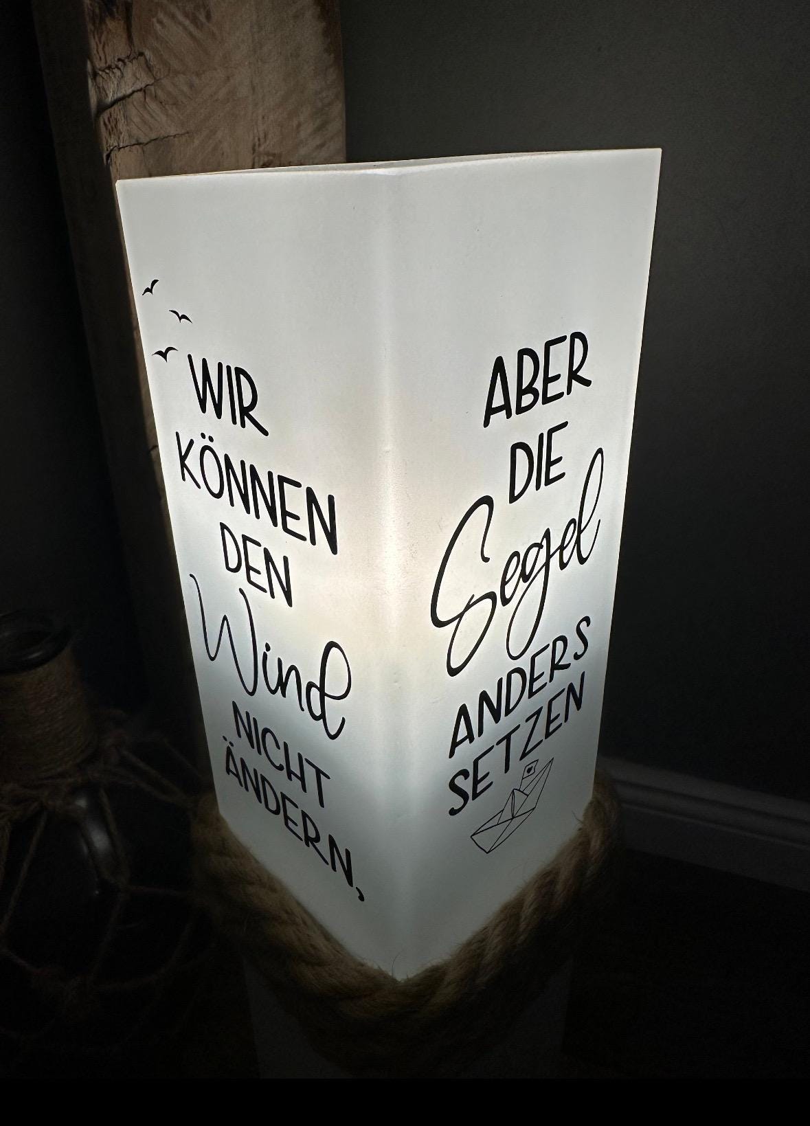 Personalisierte Holzlampe mit Wunschtext – Maritime Tischlampe 52 cm | Geschenk Hochzeit, Wohnzimmer & Küstenstil Dekolicht