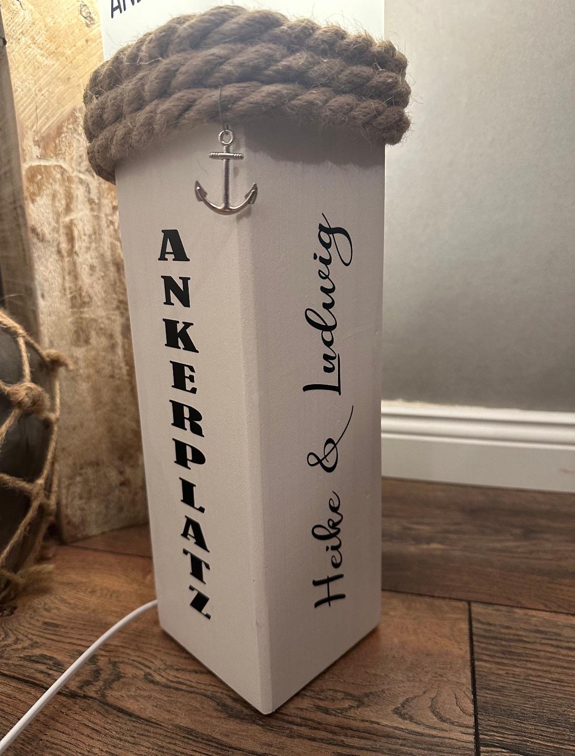 Personalisierte Holzlampe mit Wunschtext – Maritime Tischlampe 52 cm | Geschenk Hochzeit, Wohnzimmer & Küstenstil Dekolicht