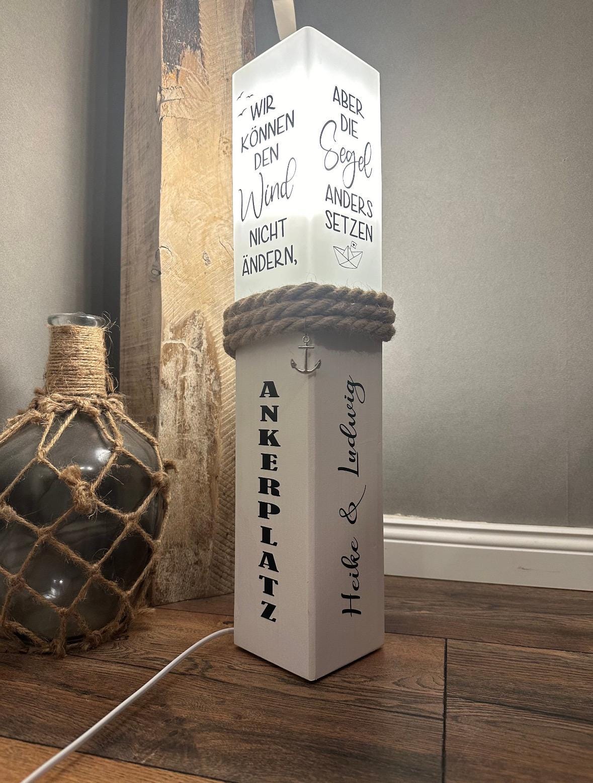 Personalisierte Holzlampe mit Wunschtext – Maritime Tischlampe 52 cm | Geschenk Hochzeit, Wohnzimmer & Küstenstil Dekolicht