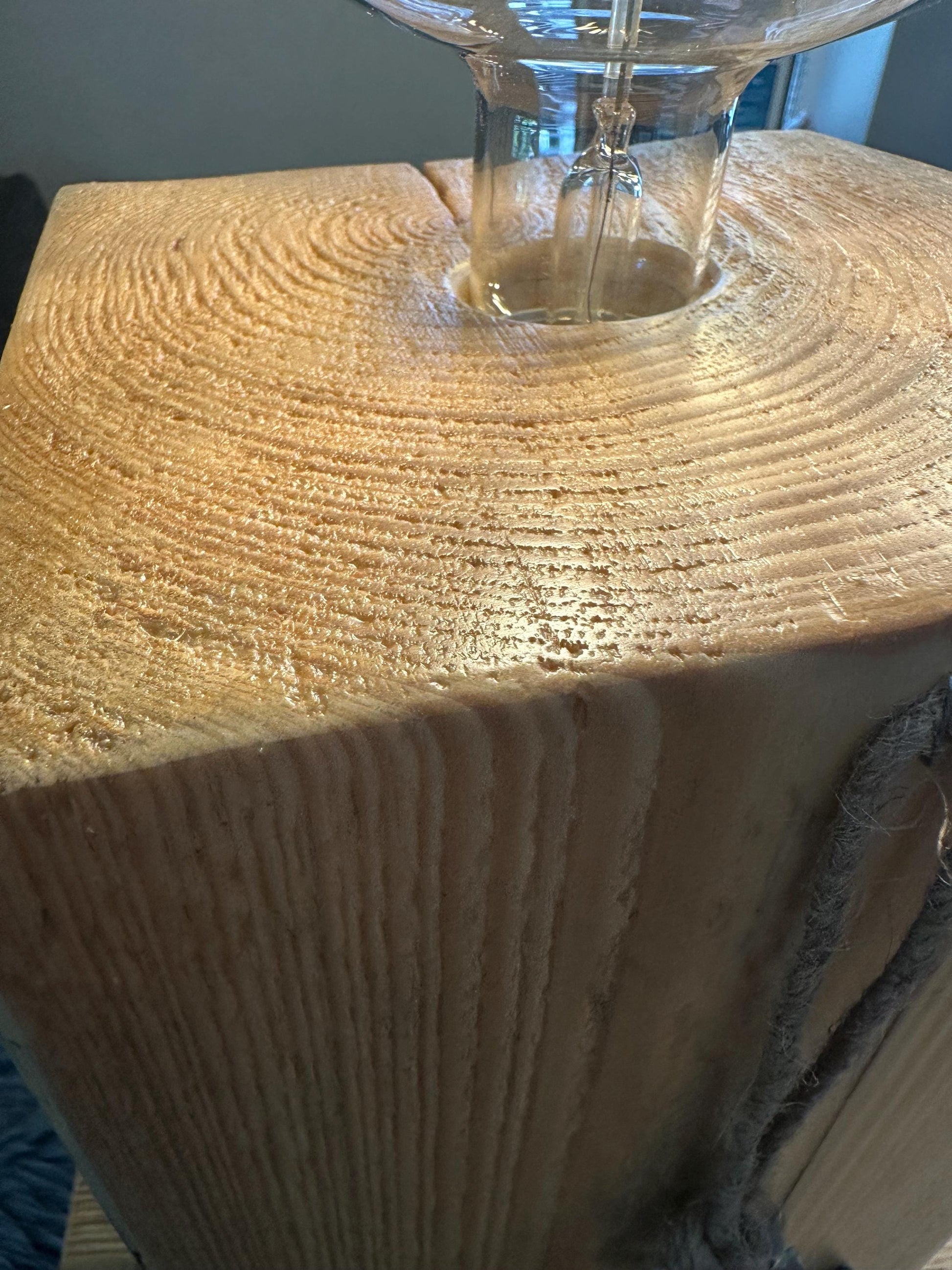 Massivholz Tischlampe 64 cm – Maritime Lampe mit Holzfuß & Anker-Dekor | Unikat Geschenk für Wohnzimmer und Zuhause