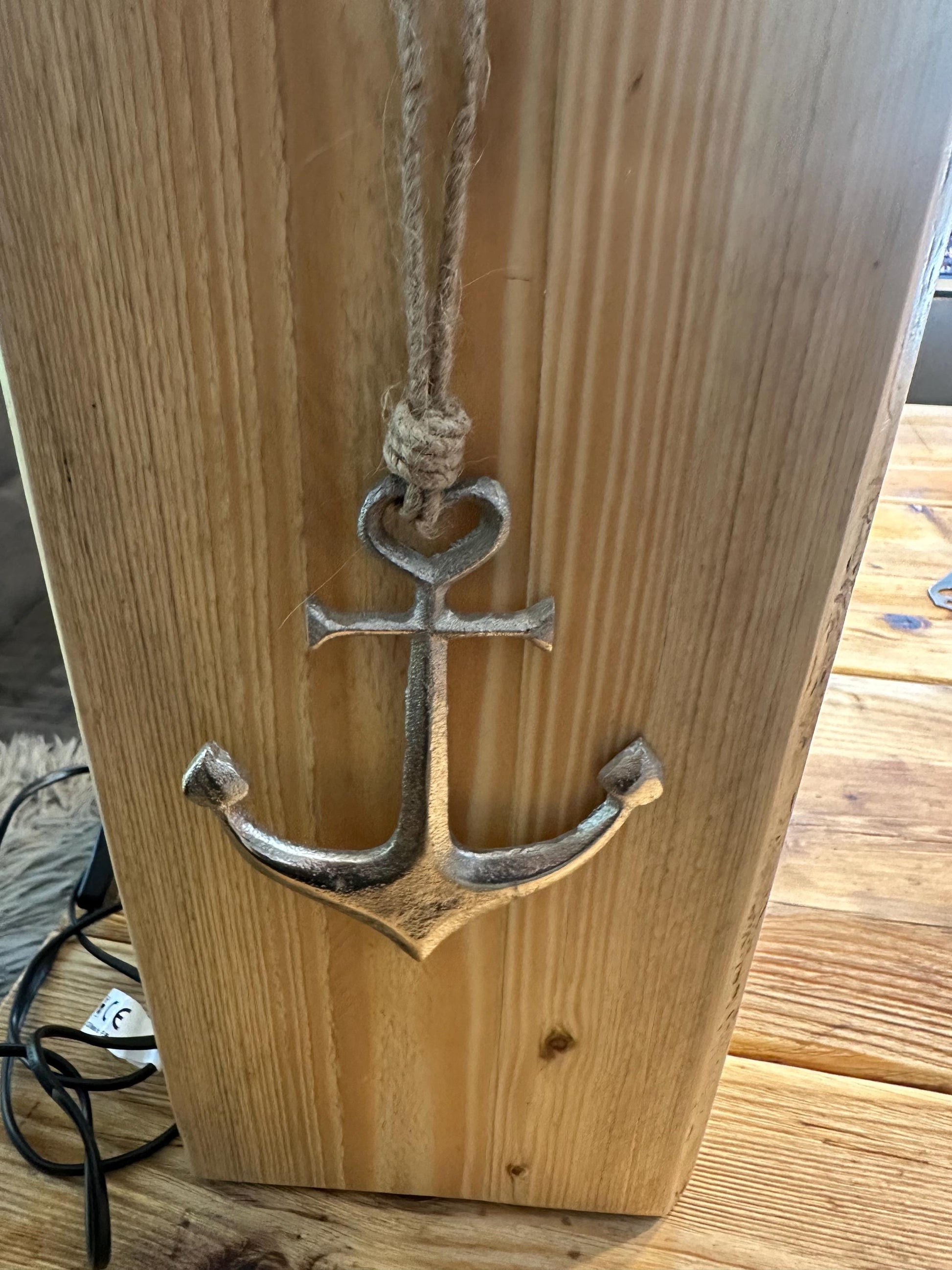 Massivholz Tischlampe 64 cm – Maritime Lampe mit Holzfuß & Anker-Dekor | Unikat Geschenk für Wohnzimmer und Zuhause