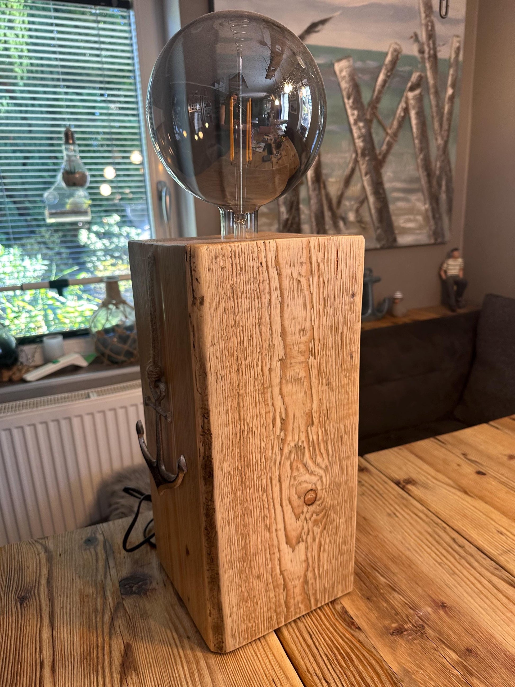 Massivholz Tischlampe 64 cm – Maritime Lampe mit Holzfuß & Anker-Dekor | Unikat Geschenk für Wohnzimmer und Zuhause
