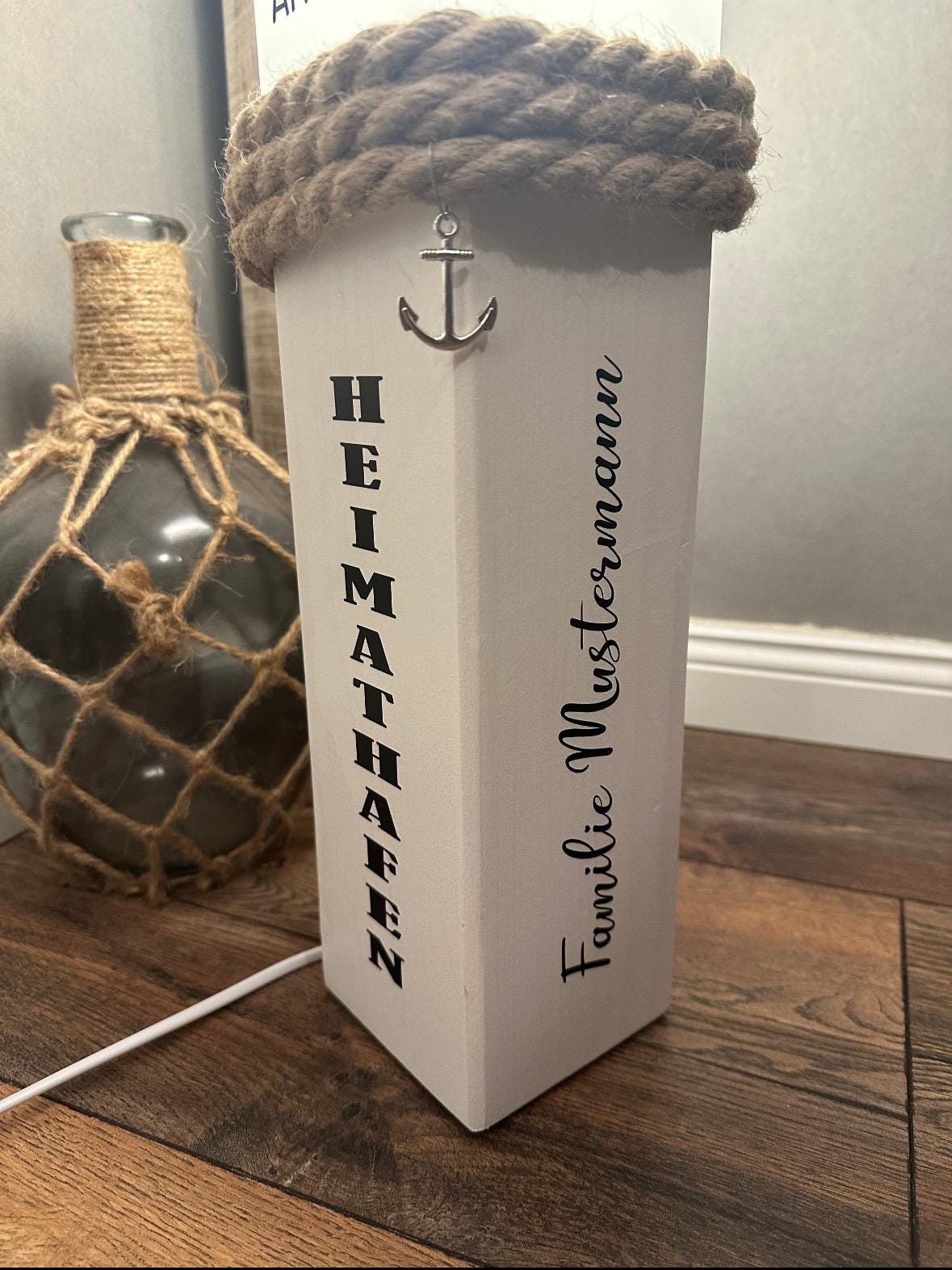 Personalisierte Holzlampe mit Wunschtext – Maritime Tischlampe 52 cm | Geschenk Hochzeit, Wohnzimmer & Küstenstil Dekolicht