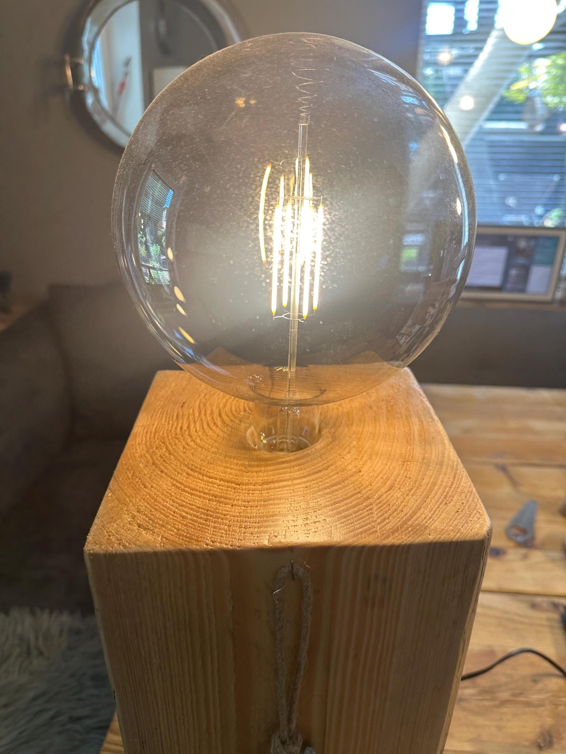 Massivholz Tischlampe 64 cm – Maritime Lampe mit Holzfuß & Anker-Dekor | Unikat Geschenk für Wohnzimmer und Zuhause