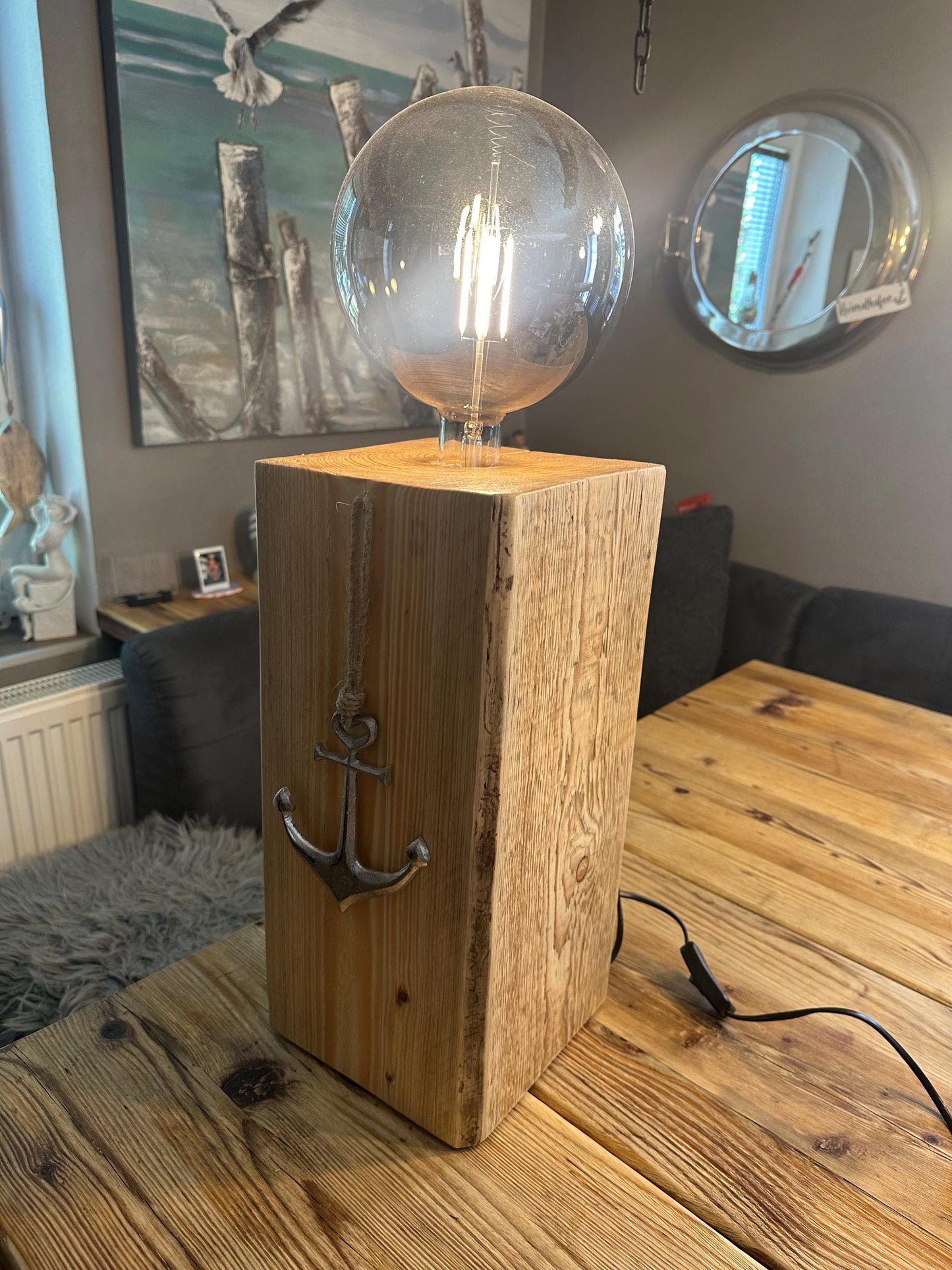 Massivholz Tischlampe 64 cm – Maritime Lampe mit Holzfuß & Anker-Dekor | Unikat Geschenk für Wohnzimmer und Zuhause