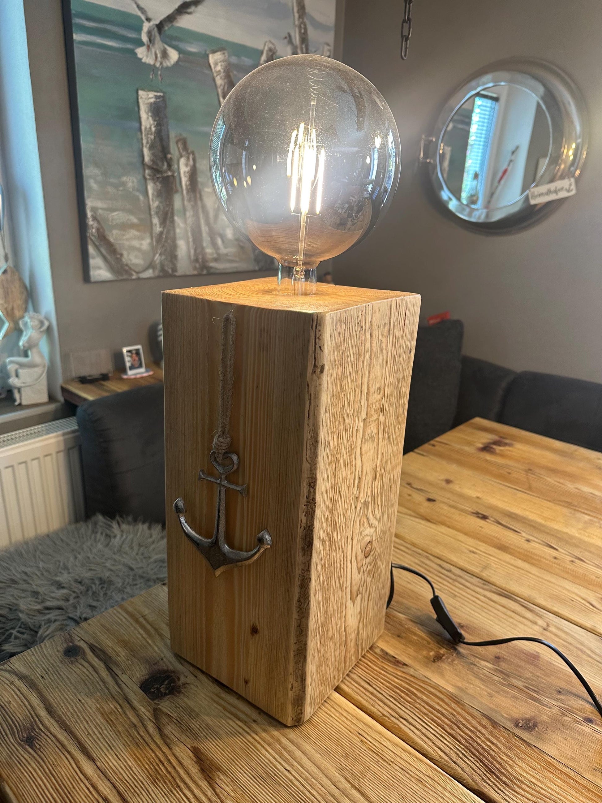 Massivholz Tischlampe 64 cm – Maritime Lampe mit Holzfuß & Anker-Dekor | Unikat Geschenk für Wohnzimmer und Zuhause