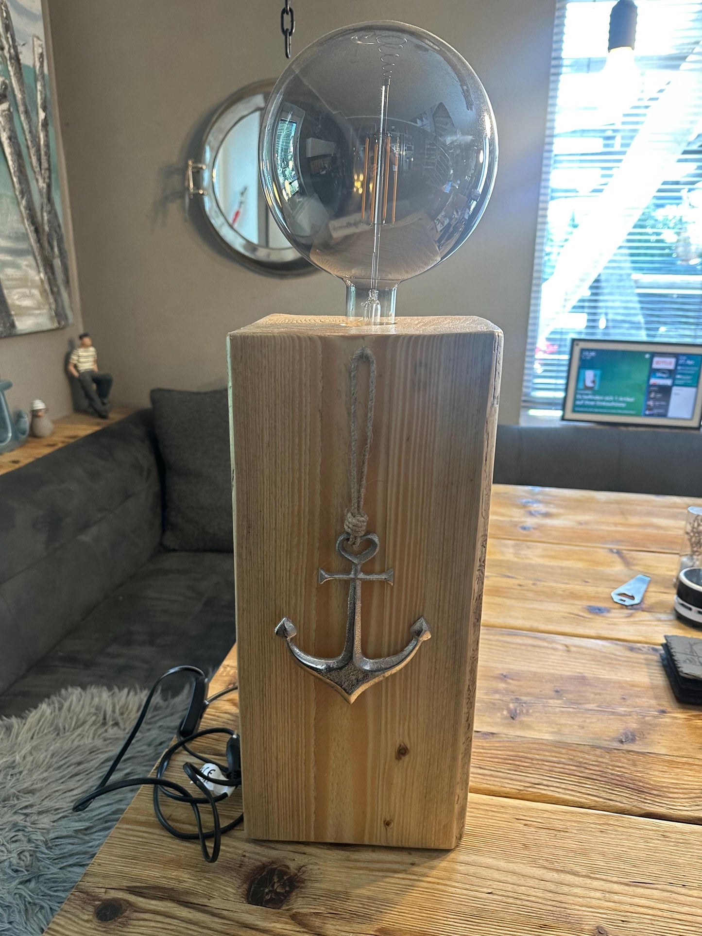 Massivholz Tischlampe 64 cm – Maritime Lampe mit Holzfuß & Anker-Dekor | Unikat Geschenk für Wohnzimmer und Zuhause